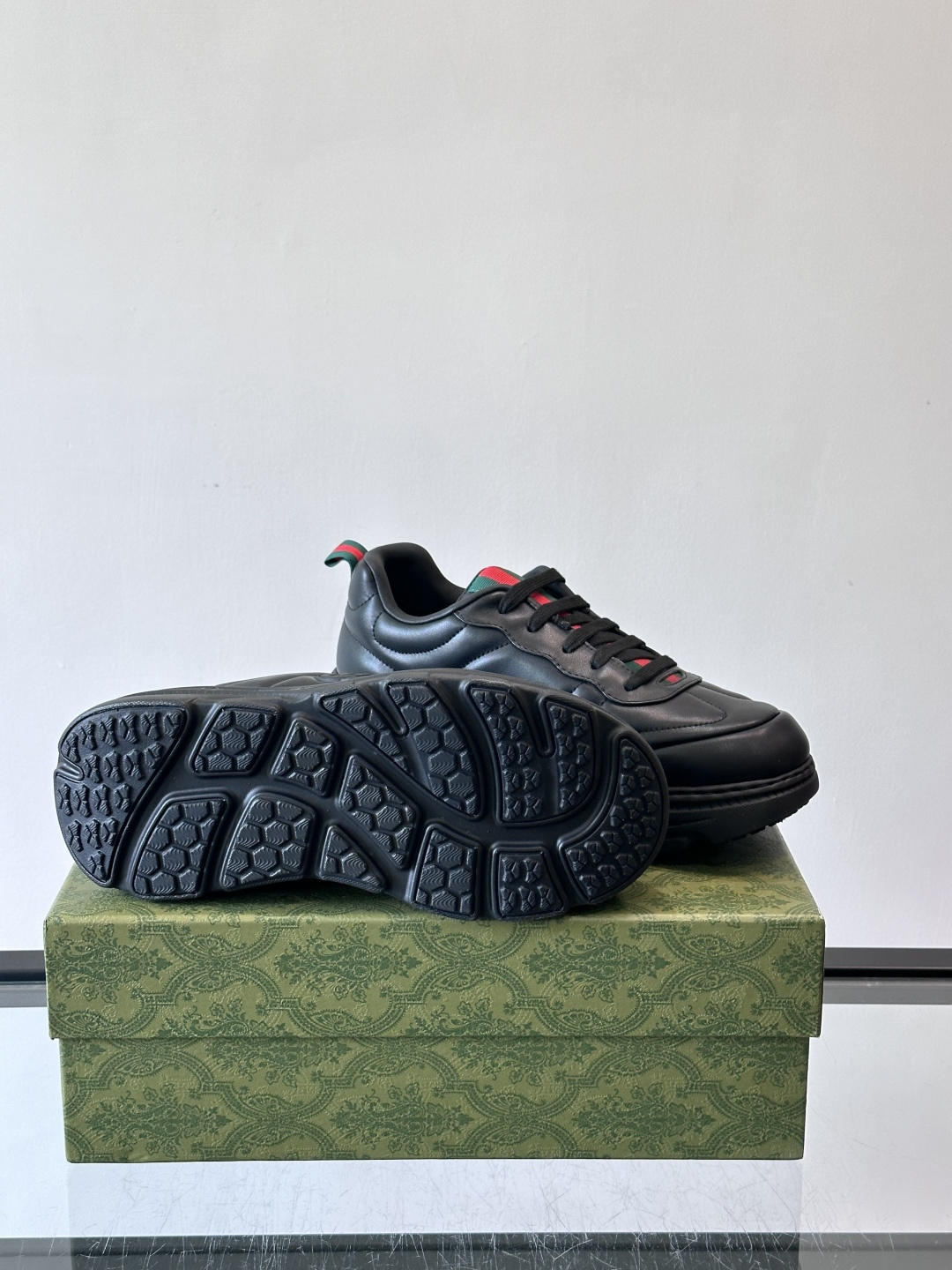 Gucci Rhyton系列运动鞋，采用优质牛皮，鞋面有双G标志，搭配红绿织带，品牌感满满✨。厚底设计，