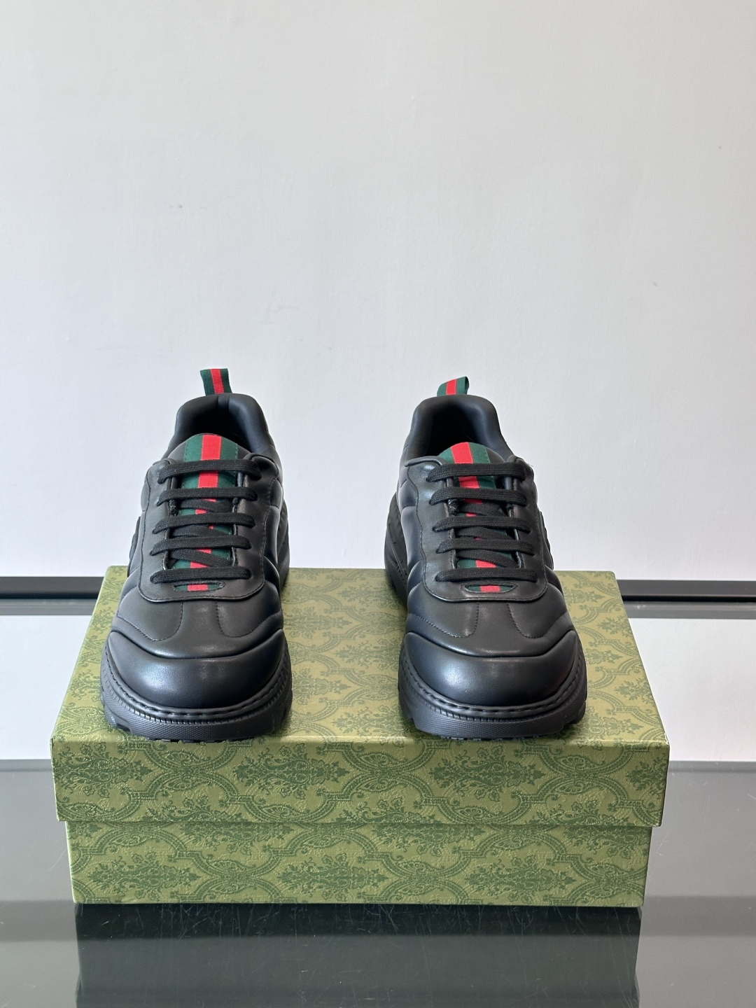 Gucci Rhyton系列运动鞋，采用优质牛皮，鞋面有双G标志，搭配红绿织带，品牌感满满✨。厚底设计，