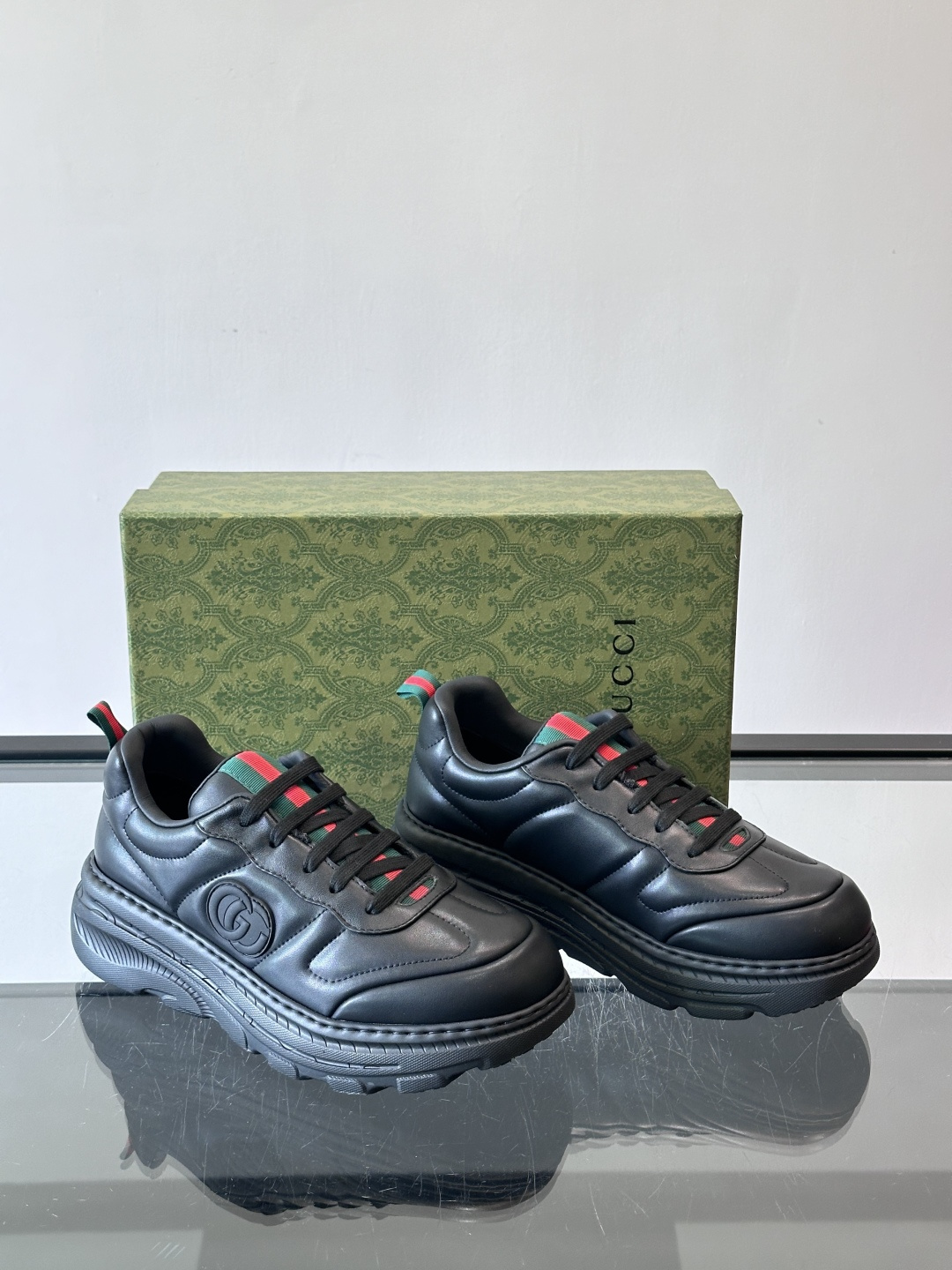 Gucci Rhyton系列运动鞋，采用优质牛皮，鞋面有双G标志，搭配红绿织带，品牌感满满✨。厚底设计，