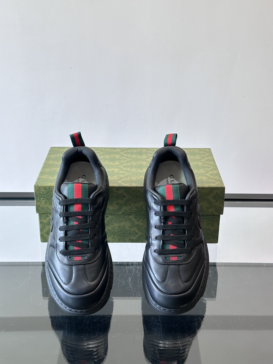 Gucci Rhyton系列运动鞋，采用优质牛皮，鞋面有双G标志，搭配红绿织带，品牌感满满✨。厚底设计，