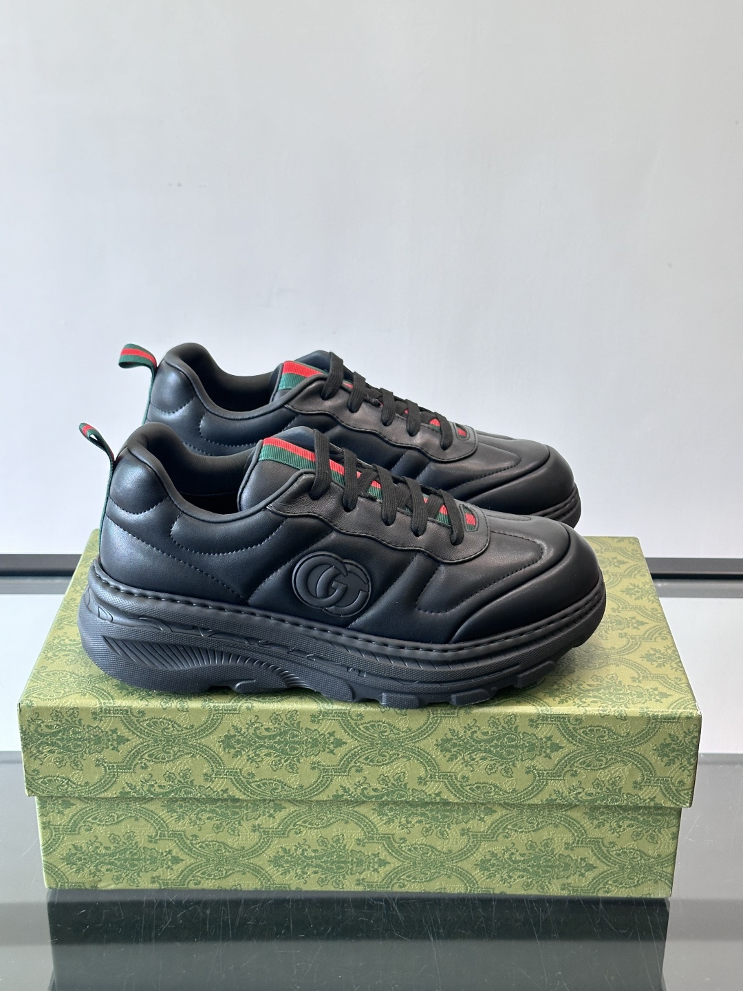 NO:711648,The Gucci Rhyton series of sneakers are made of high-quality cowhide, with a double G logo on the upper and red and green webbing, giving it a full sense of brand. The thick-soled design is cushioned and comfortable, suitable for daily wear or long walks. The fusion of retro and modern styles is fashionable and practical. The shoe box has a green pattern and is highly recognizable. Whether it is casual or street style, it is easy to control and is a must-have item for fashion lovers!  ,size38-45 (38.45 customized),,gucci,sneakers,cowhide19860909Gucci Rhyton系列运动鞋,采用优质牛皮,鞋面有双G标志,搭配红绿织带,品牌感满满.厚底设计,缓震舒适,适合日常穿搭或长时间行走.复古与现代风格融合,时尚又实用,鞋盒为绿色花纹,辨识度超高.无论休闲还是街头风,轻松驾驭,是潮流爱好者必入单品！ ,size38-45（38.45定制）,,gucci,sneakers,cowhide,Men's shoes