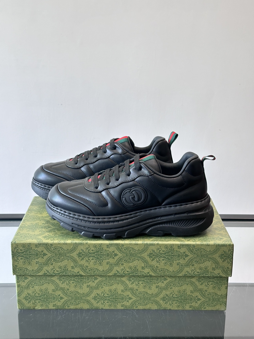 Gucci Rhyton系列运动鞋，采用优质牛皮，鞋面有双G标志，搭配红绿织带，品牌感满满✨。厚底设计，