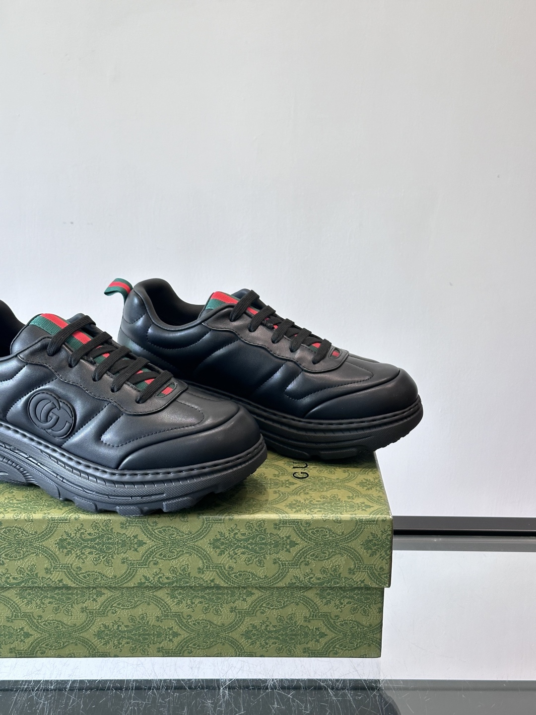 Gucci Rhyton系列运动鞋，采用优质牛皮，鞋面有双G标志，搭配红绿织带，品牌感满满✨。厚底设计，