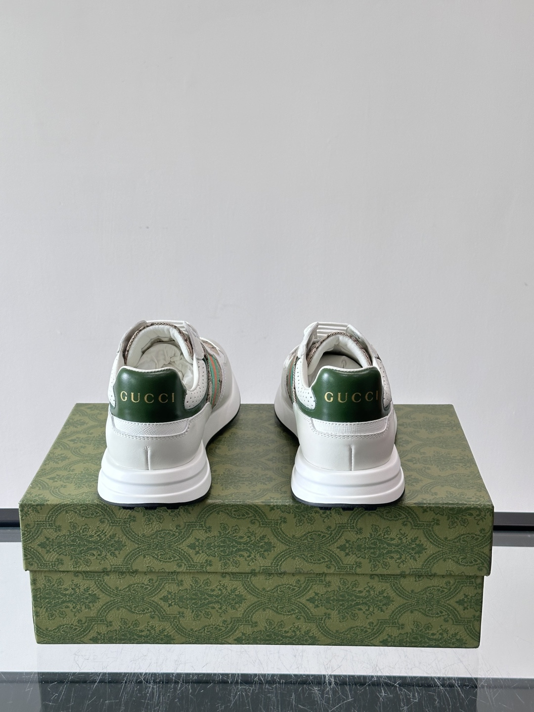 Gucci经典的Old School运动鞋，采用品牌标志性的GG老花帆布拼接白色皮革，鞋身侧面饰有红绿织