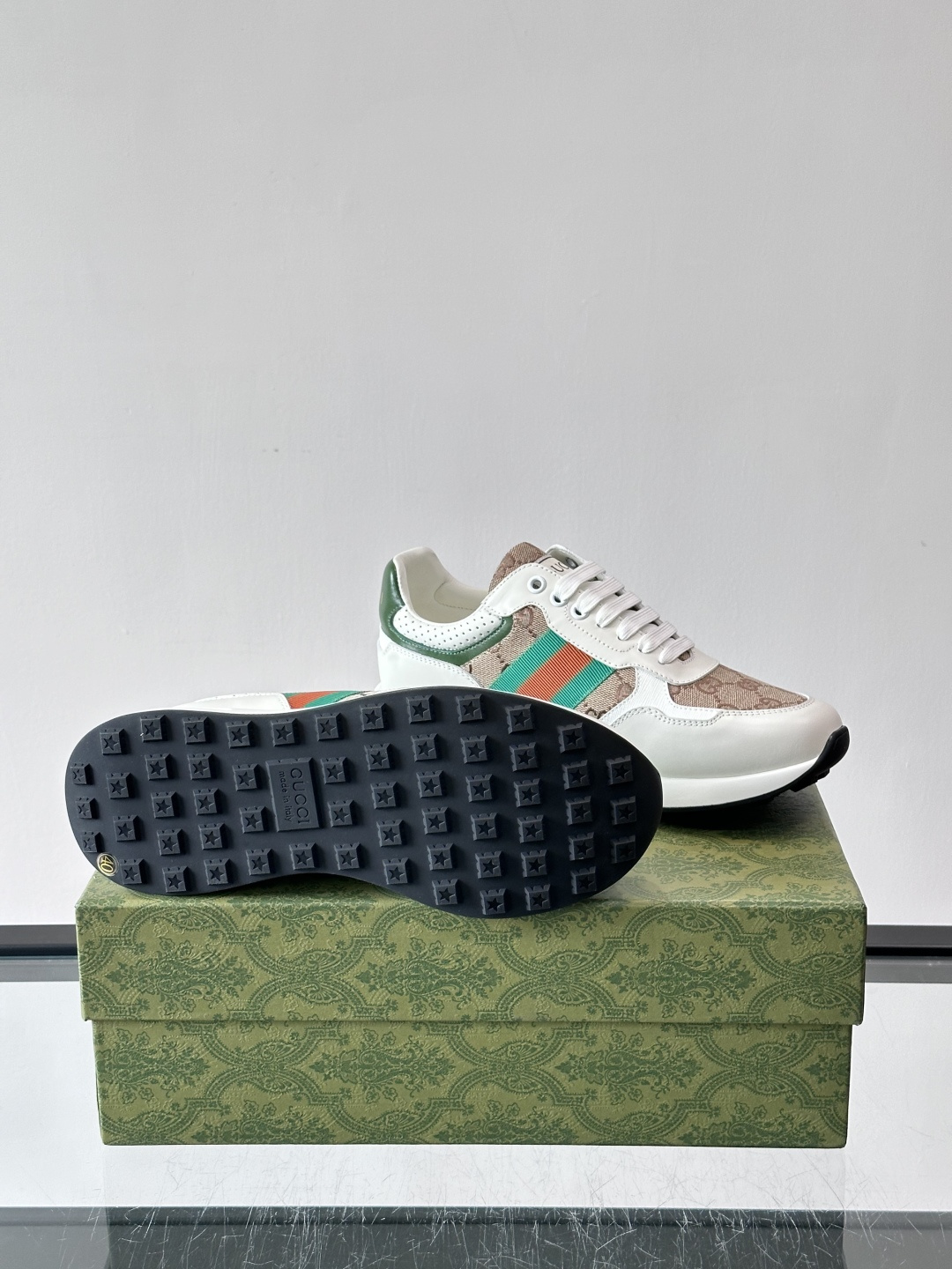 Gucci经典的Old School运动鞋，采用品牌标志性的GG老花帆布拼接白色皮革，鞋身侧面饰有红绿织