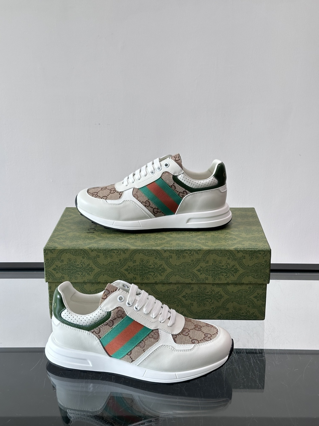 Gucci经典的Old School运动鞋，采用品牌标志性的GG老花帆布拼接白色皮革，鞋身侧面饰有红绿织