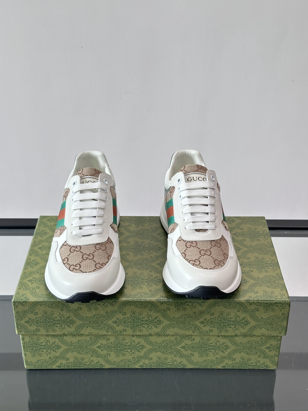 Gucci经典的Old School运动鞋，采用品牌标志性的GG老花帆布拼接白色皮革，鞋身侧面饰有红绿织