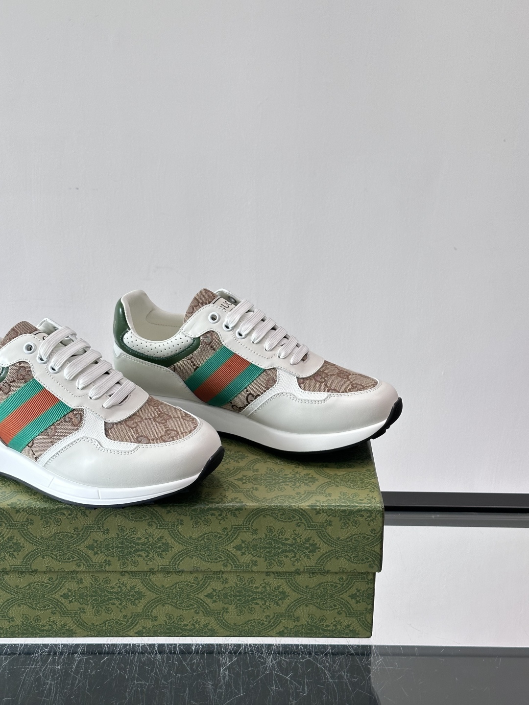 Gucci经典的Old School运动鞋，采用品牌标志性的GG老花帆布拼接白色皮革，鞋身侧面饰有红绿织
