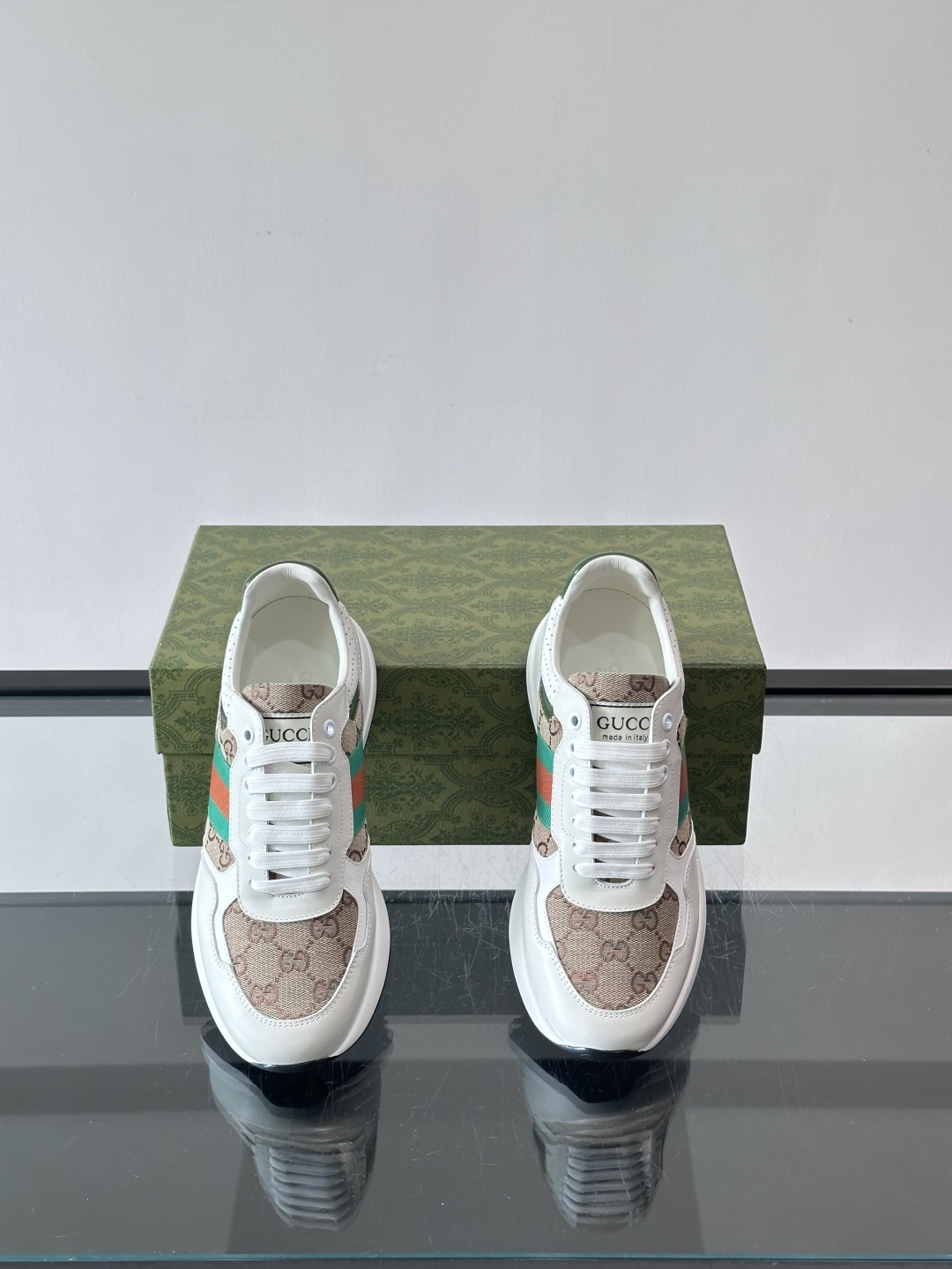 Gucci经典的Old School运动鞋，采用品牌标志性的GG老花帆布拼接白色皮革，鞋身侧面饰有红绿织