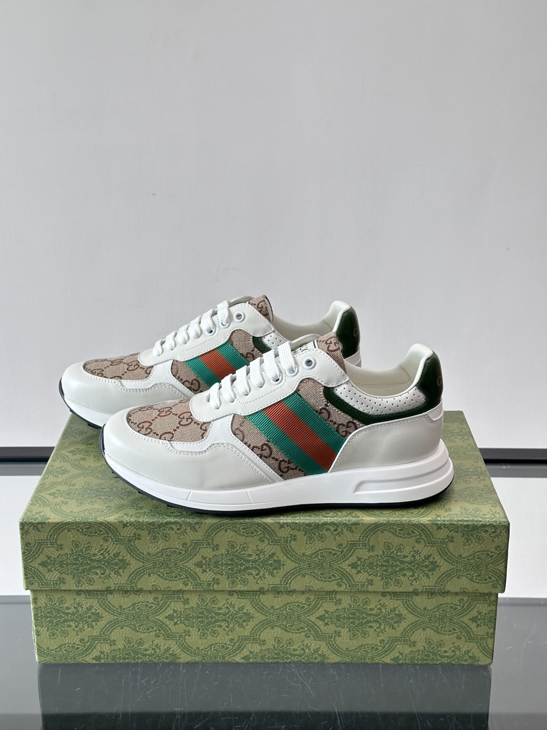 Gucci经典的Old School运动鞋，采用品牌标志性的GG老花帆布拼接白色皮革，鞋身侧面饰有红绿织