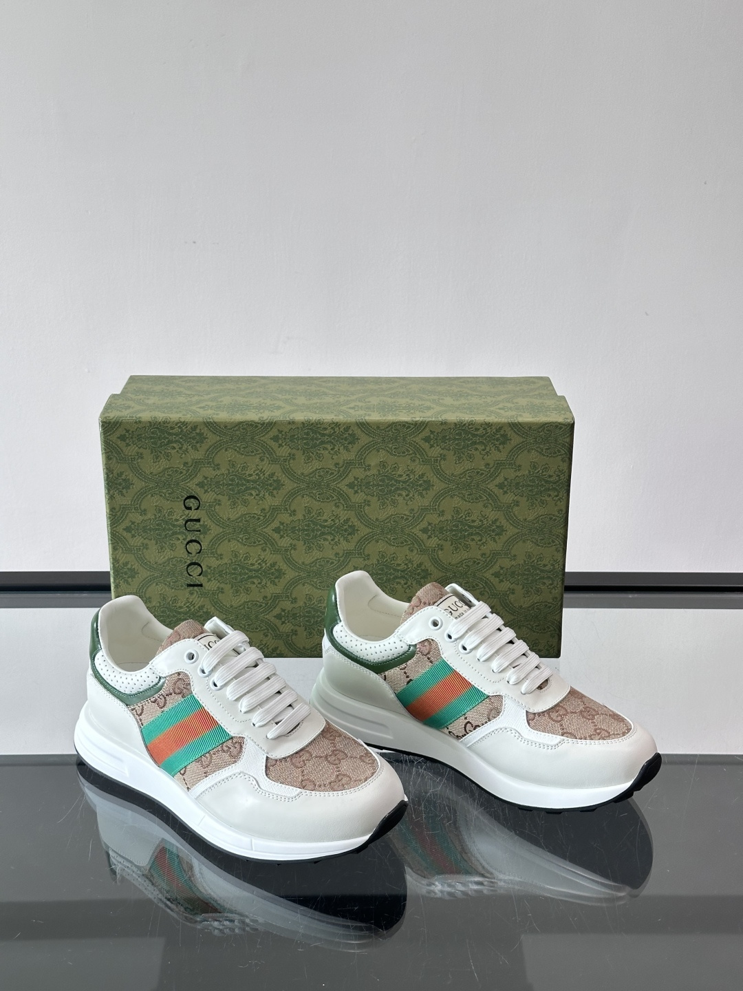 Gucci经典的Old School运动鞋，采用品牌标志性的GG老花帆布拼接白色皮革，鞋身侧面饰有红绿织