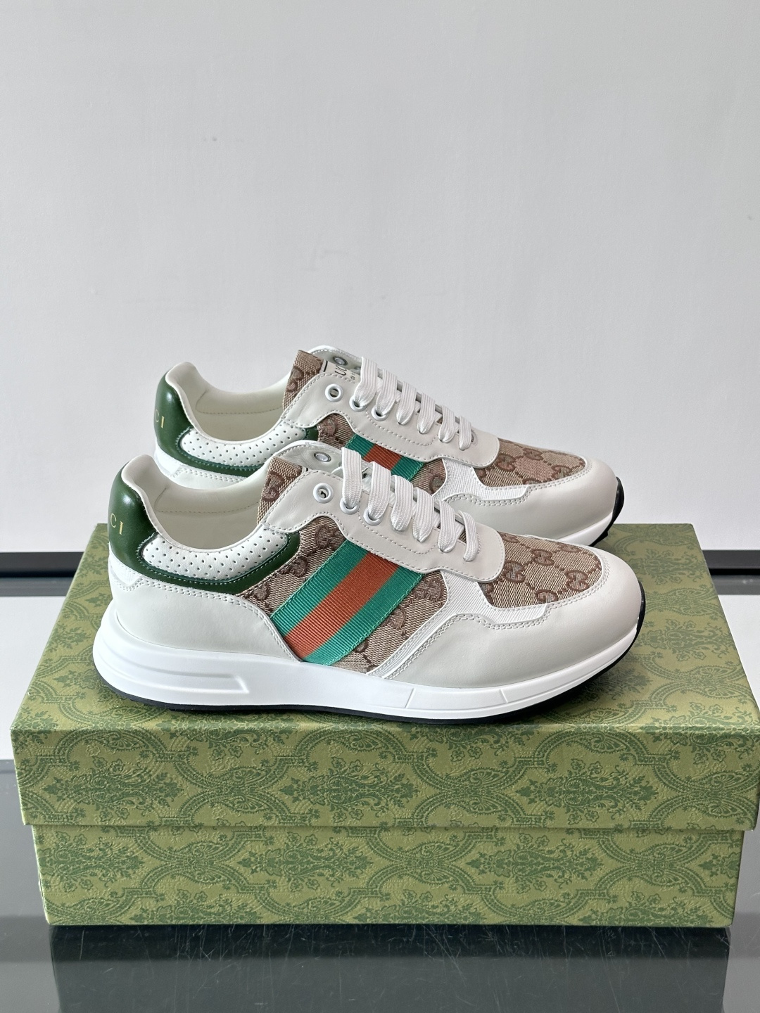 NO:729628,Gucci's classic Old School sneakers are made of the brand's iconic GG canvas spliced ​​with white leather. The side of the shoe is decorated with red and green webbing, and the heel is dark green leather. The overall design is retro yet high-end. The thick-soled design improves comfort and visual proportions, making it a versatile item that is both fashionable and practical. It can be easily controlled whether it is for daily outings, commuting or light casual occasions., size 39-44 (customized at 45), gucci, sneakers19860909Gucci经典的Old School运动鞋,采用品牌标志性的GG老花帆布拼接白色皮革,鞋身侧面饰有红绿织带,鞋后跟为深绿色皮革,整体设计复古又不失高级感.厚底设计提升舒适度与视觉比例,是兼具时尚与实穿性的百搭单品.无论是日常出街、通勤还是轻度休闲场合,都能轻松驾驭. ,size39-44（45定制）,,gucci,sneakers,Men's shoes