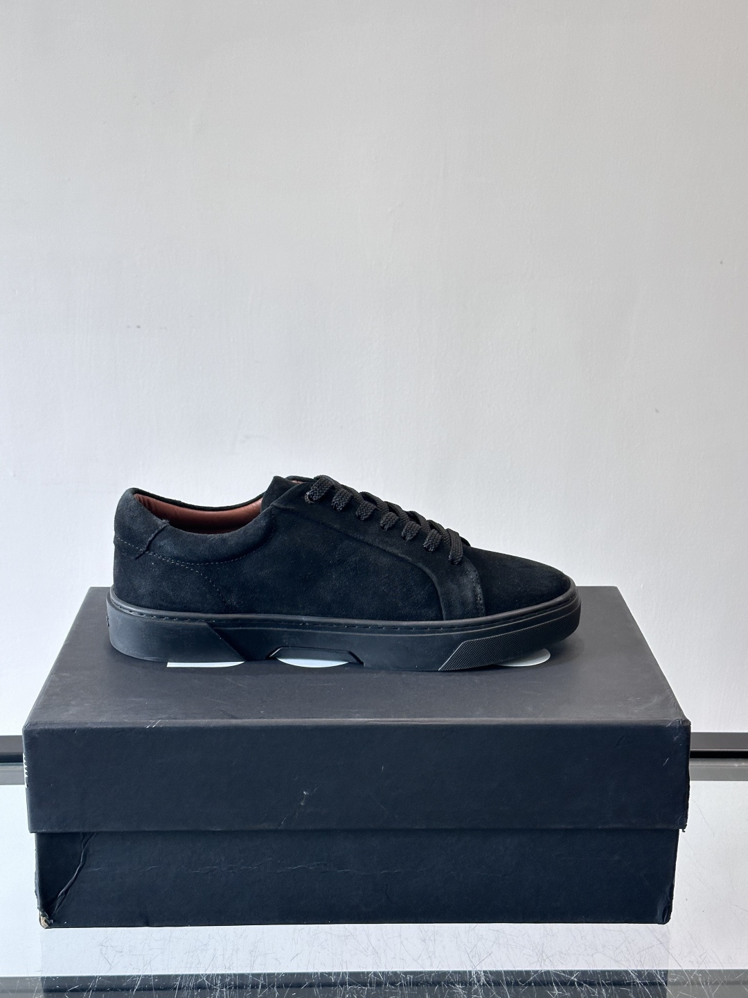 BOSS男士麂皮板鞋，选用细腻麂皮，触感柔软，低调有质感。橡胶鞋底耐磨防滑，日常通勤或休闲都很OK！鞋侧