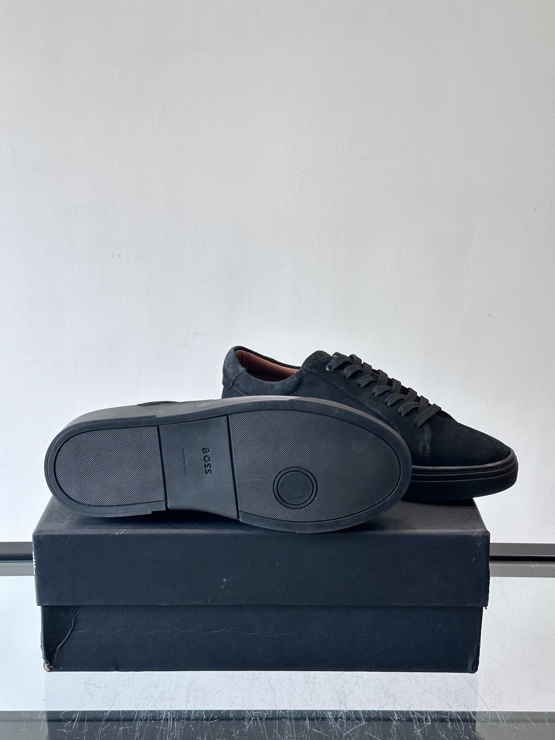 BOSS男士麂皮板鞋，选用细腻麂皮，触感柔软，低调有质感。橡胶鞋底耐磨防滑，日常通勤或休闲都很OK！鞋侧