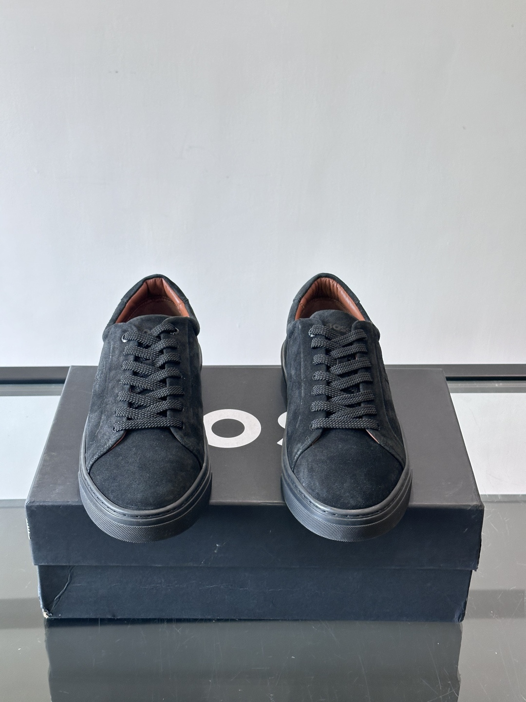 BOSS男士麂皮板鞋，选用细腻麂皮，触感柔软，低调有质感。橡胶鞋底耐磨防滑，日常通勤或休闲都很OK！鞋侧