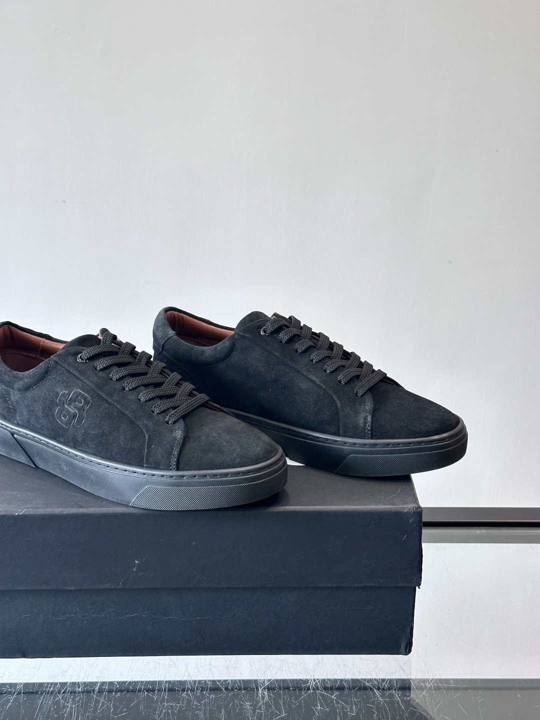 BOSS男士麂皮板鞋，选用细腻麂皮，触感柔软，低调有质感。橡胶鞋底耐磨防滑，日常通勤或休闲都很OK！鞋侧