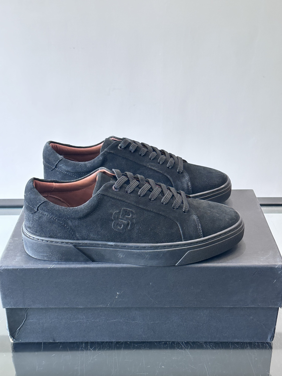 BOSS男士麂皮板鞋，选用细腻麂皮，触感柔软，低调有质感。橡胶鞋底耐磨防滑，日常通勤或休闲都很OK！鞋侧