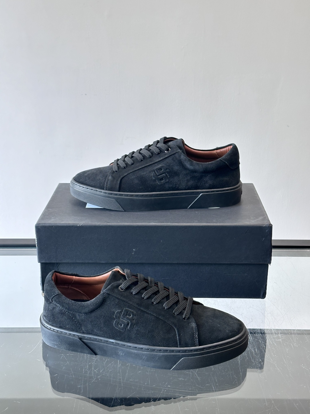 BOSS男士麂皮板鞋，选用细腻麂皮，触感柔软，低调有质感。橡胶鞋底耐磨防滑，日常通勤或休闲都很OK！鞋侧