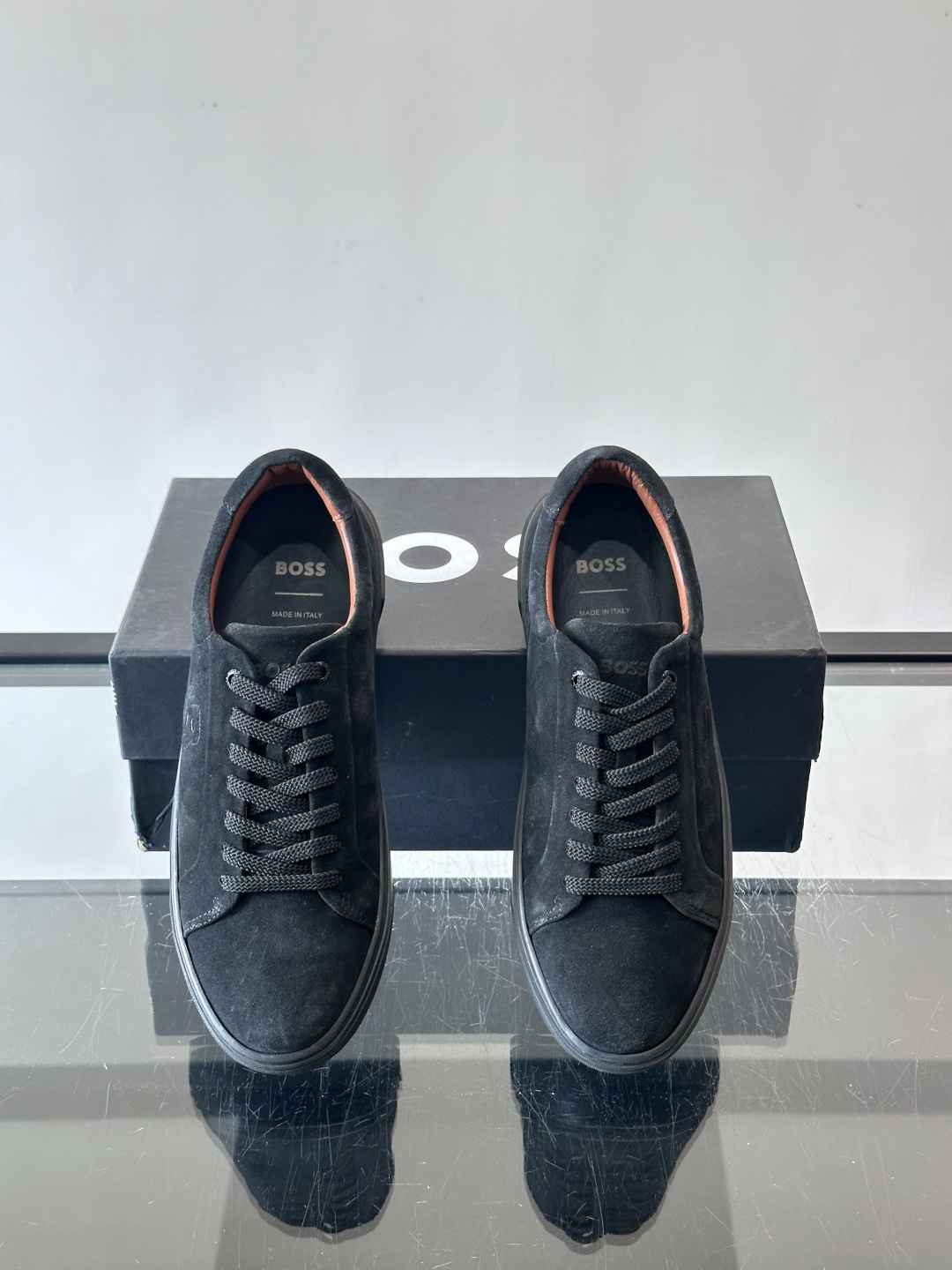 BOSS男士麂皮板鞋，选用细腻麂皮，触感柔软，低调有质感。橡胶鞋底耐磨防滑，日常通勤或休闲都很OK！鞋侧