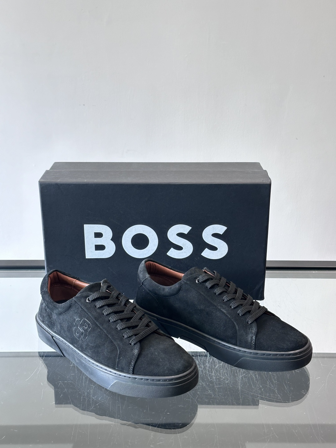 BOSS男士麂皮板鞋，选用细腻麂皮，触感柔软，低调有质感。橡胶鞋底耐磨防滑，日常通勤或休闲都很OK！鞋侧
