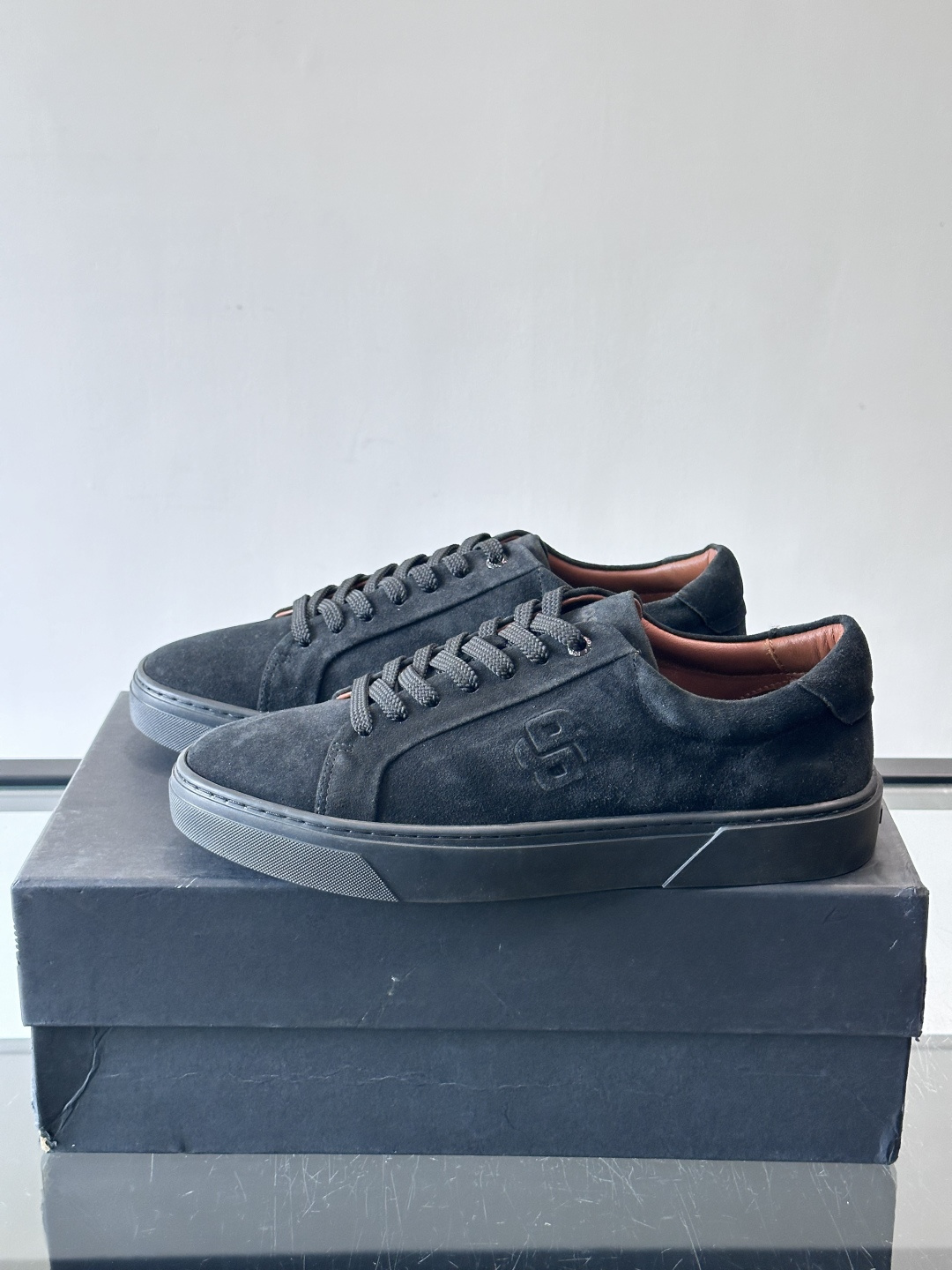 BOSS男士麂皮板鞋，选用细腻麂皮，触感柔软，低调有质感。橡胶鞋底耐磨防滑，日常通勤或休闲都很OK！鞋侧