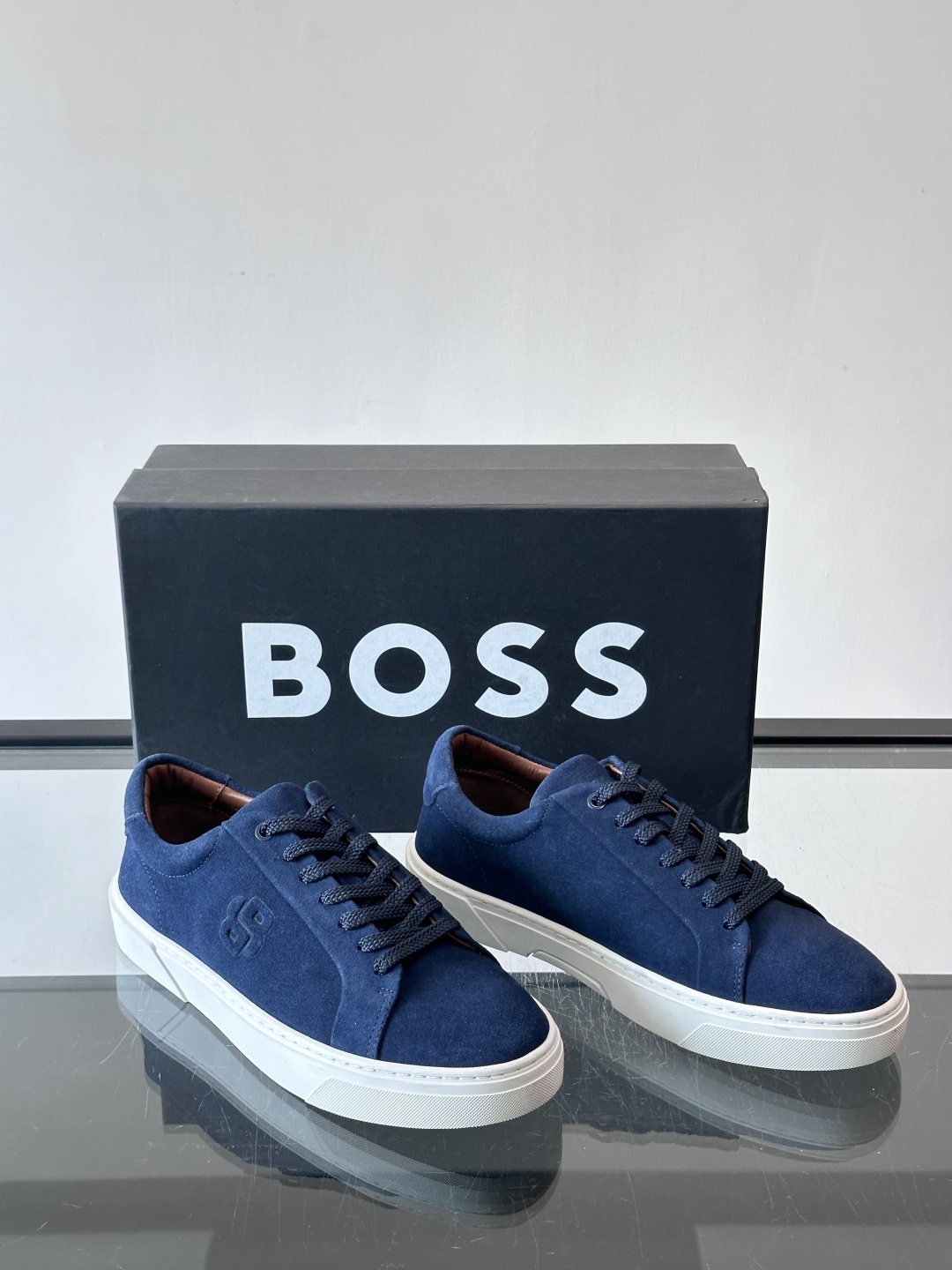 BOSS男士麂皮板鞋，选用细腻麂皮，触感柔软，低调有质感。橡胶鞋底耐磨防滑，日常通勤或休闲都很OK！鞋侧