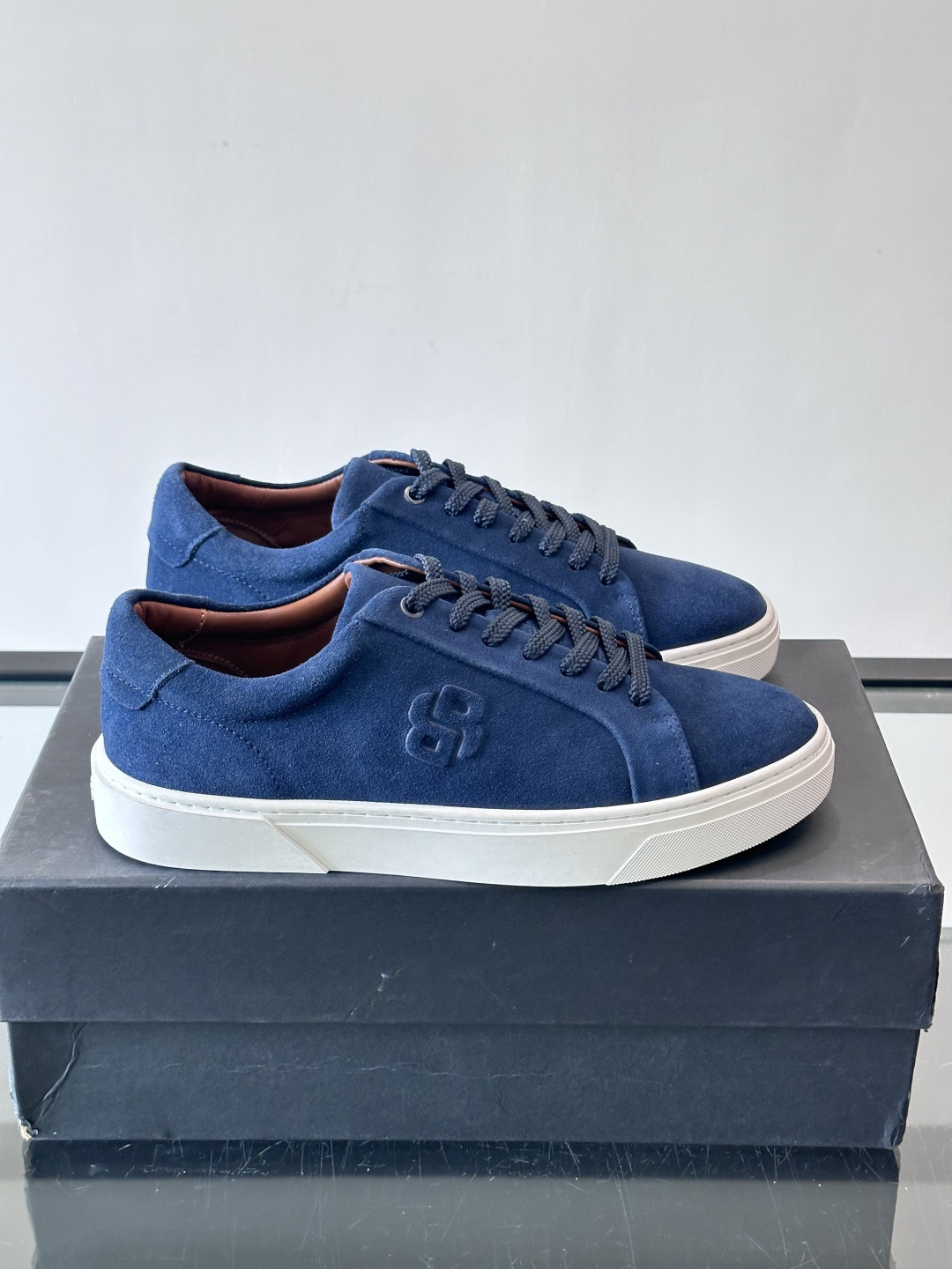 BOSS男士麂皮板鞋，选用细腻麂皮，触感柔软，低调有质感。橡胶鞋底耐磨防滑，日常通勤或休闲都很OK！鞋侧