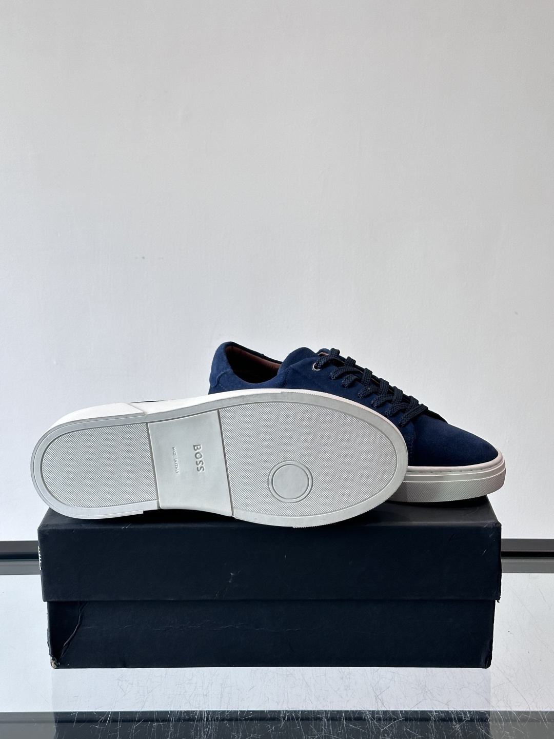 BOSS男士麂皮板鞋，选用细腻麂皮，触感柔软，低调有质感。橡胶鞋底耐磨防滑，日常通勤或休闲都很OK！鞋侧