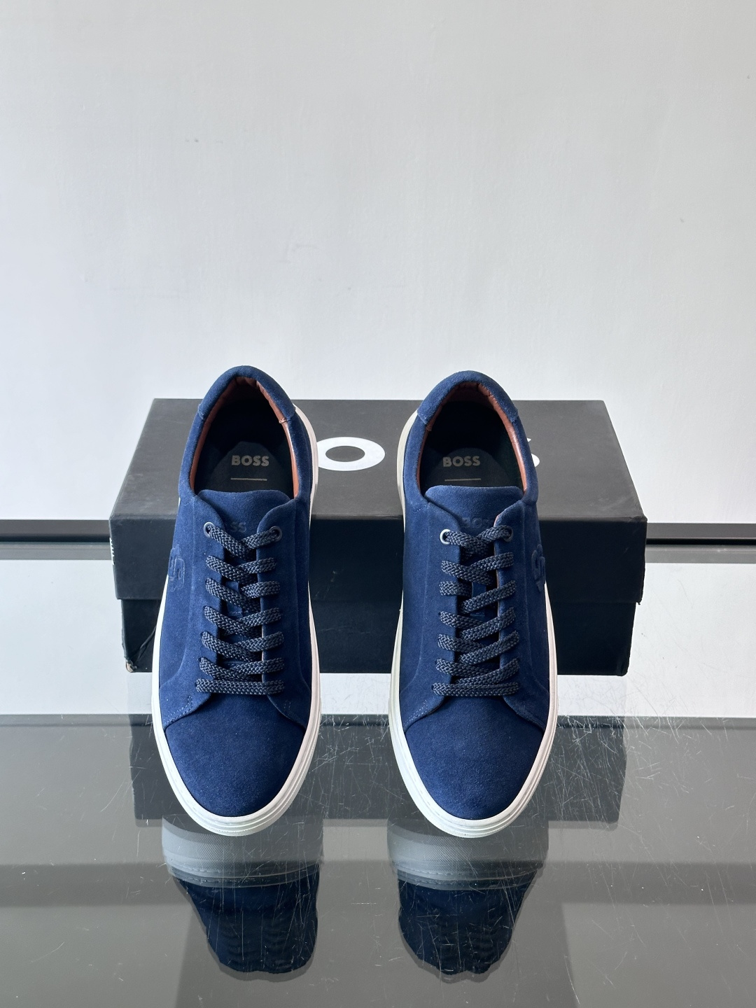 BOSS男士麂皮板鞋，选用细腻麂皮，触感柔软，低调有质感。橡胶鞋底耐磨防滑，日常通勤或休闲都很OK！鞋侧