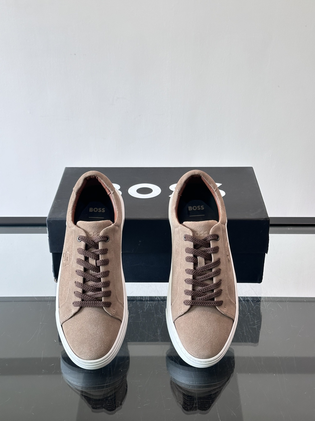 BOSS男士麂皮板鞋，选用细腻麂皮，触感柔软，低调有质感。橡胶鞋底耐磨防滑，日常通勤或休闲都很OK！鞋侧