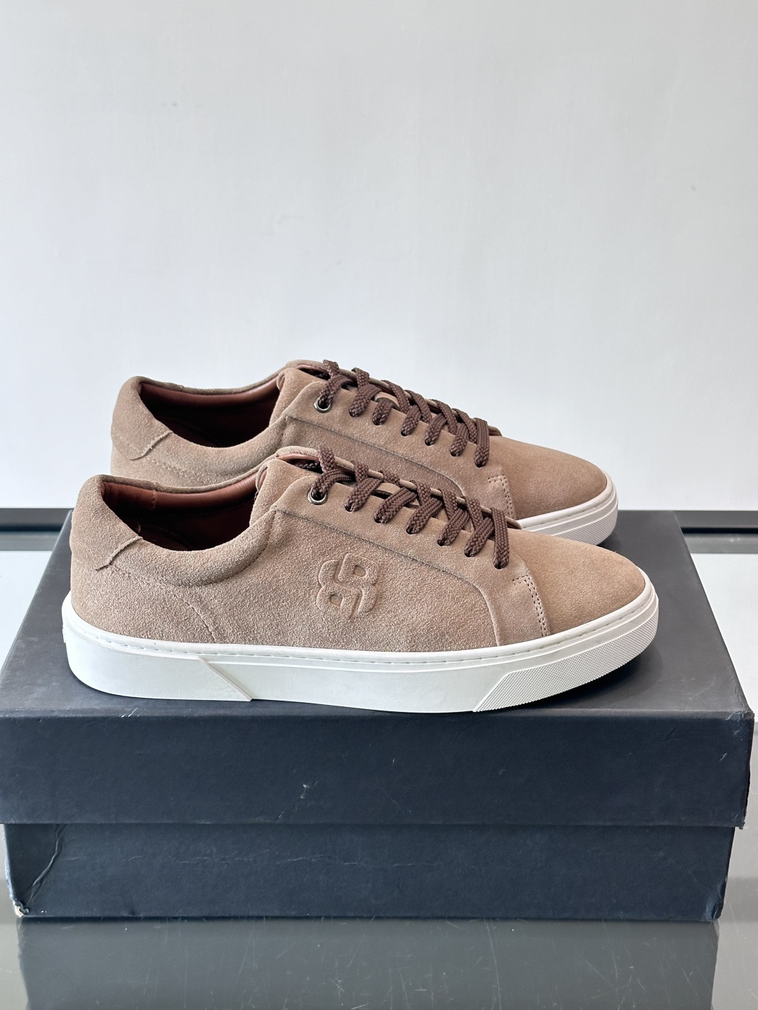 BOSS男士麂皮板鞋，选用细腻麂皮，触感柔软，低调有质感。橡胶鞋底耐磨防滑，日常通勤或休闲都很OK！鞋侧