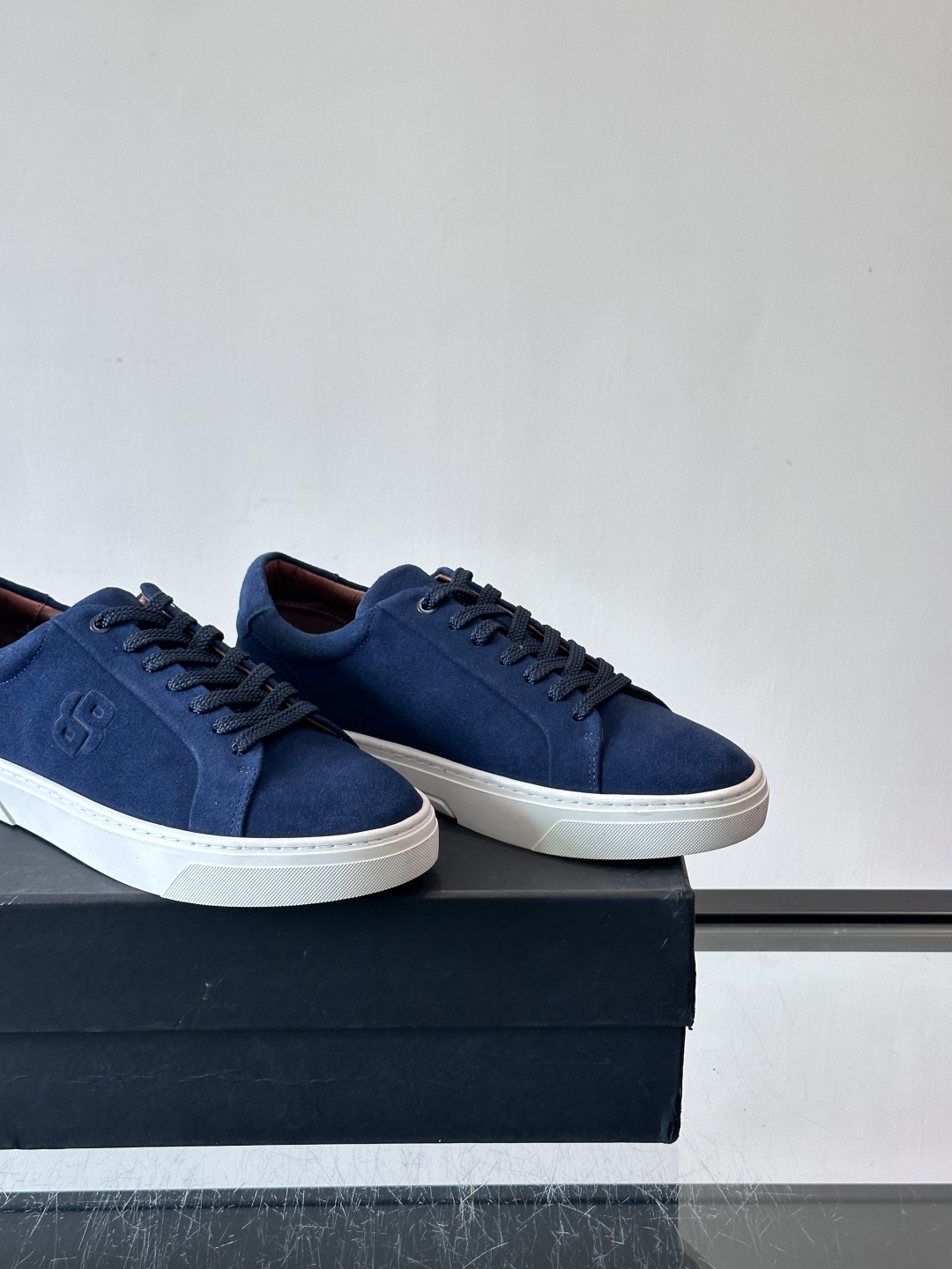 BOSS男士麂皮板鞋，选用细腻麂皮，触感柔软，低调有质感。橡胶鞋底耐磨防滑，日常通勤或休闲都很OK！鞋侧