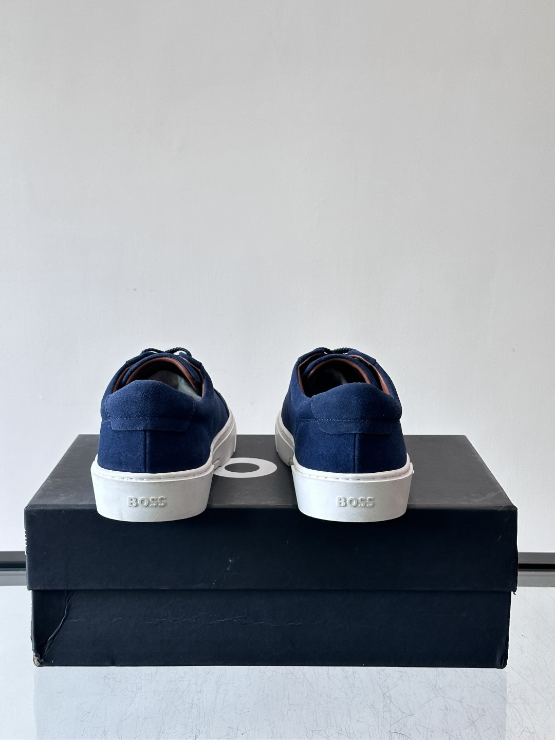 BOSS男士麂皮板鞋，选用细腻麂皮，触感柔软，低调有质感。橡胶鞋底耐磨防滑，日常通勤或休闲都很OK！鞋侧