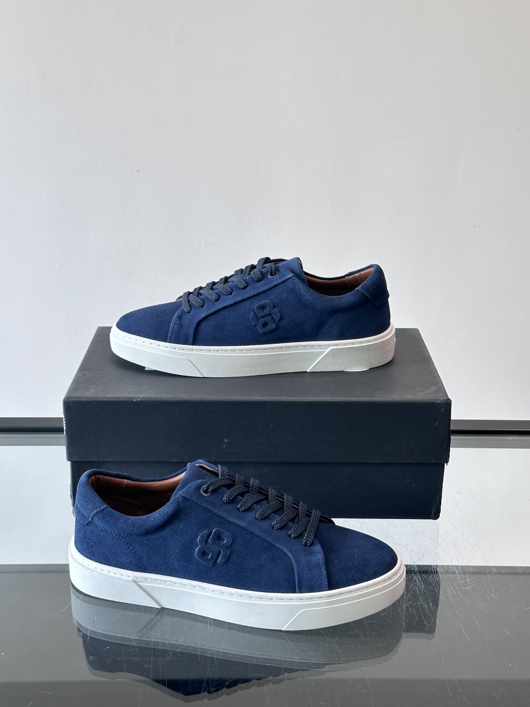 BOSS男士麂皮板鞋，选用细腻麂皮，触感柔软，低调有质感。橡胶鞋底耐磨防滑，日常通勤或休闲都很OK！鞋侧