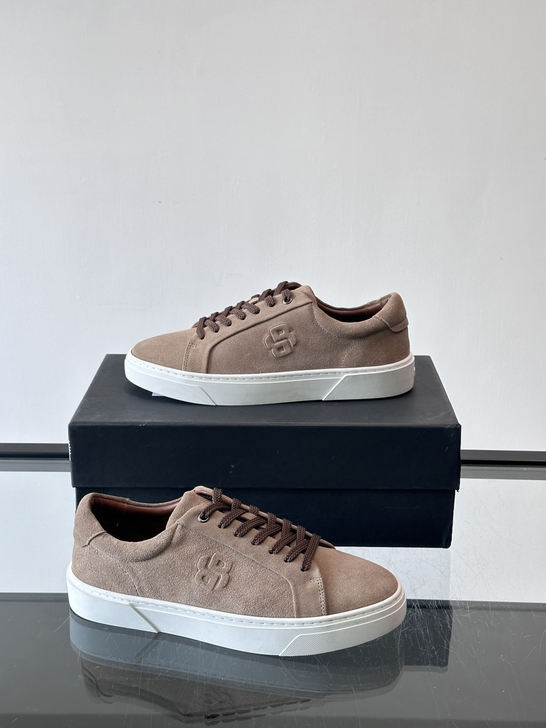 BOSS男士麂皮板鞋，选用细腻麂皮，触感柔软，低调有质感。橡胶鞋底耐磨防滑，日常通勤或休闲都很OK！鞋侧