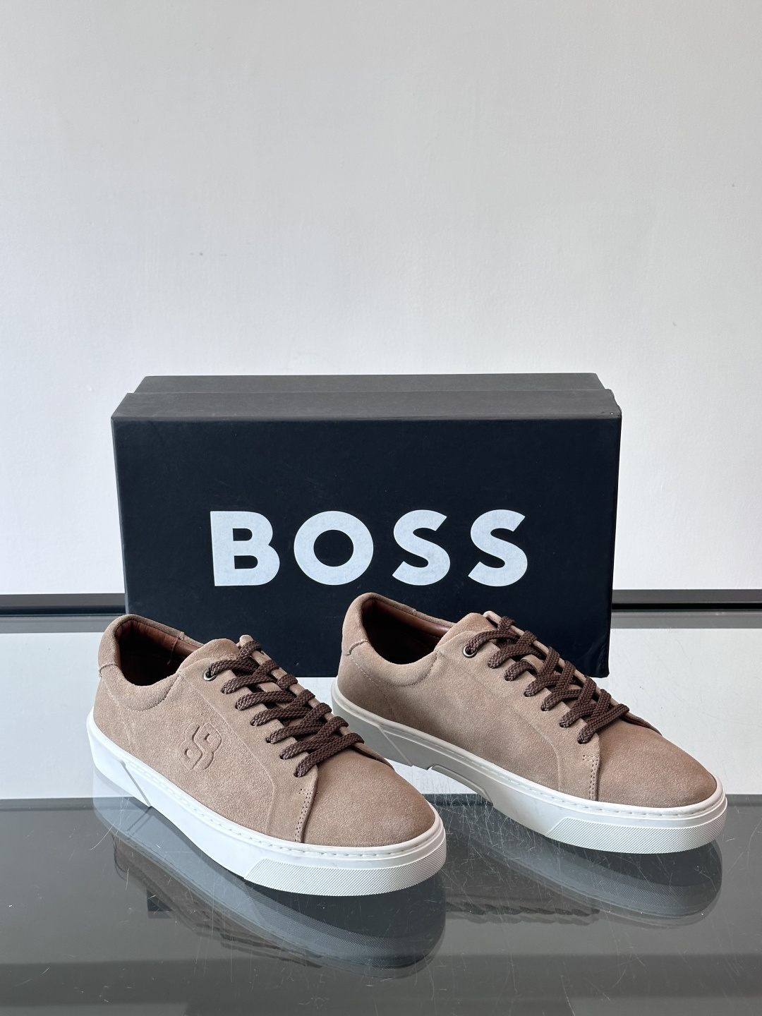 BOSS男士麂皮板鞋，选用细腻麂皮，触感柔软，低调有质感。橡胶鞋底耐磨防滑，日常通勤或休闲都很OK！鞋侧