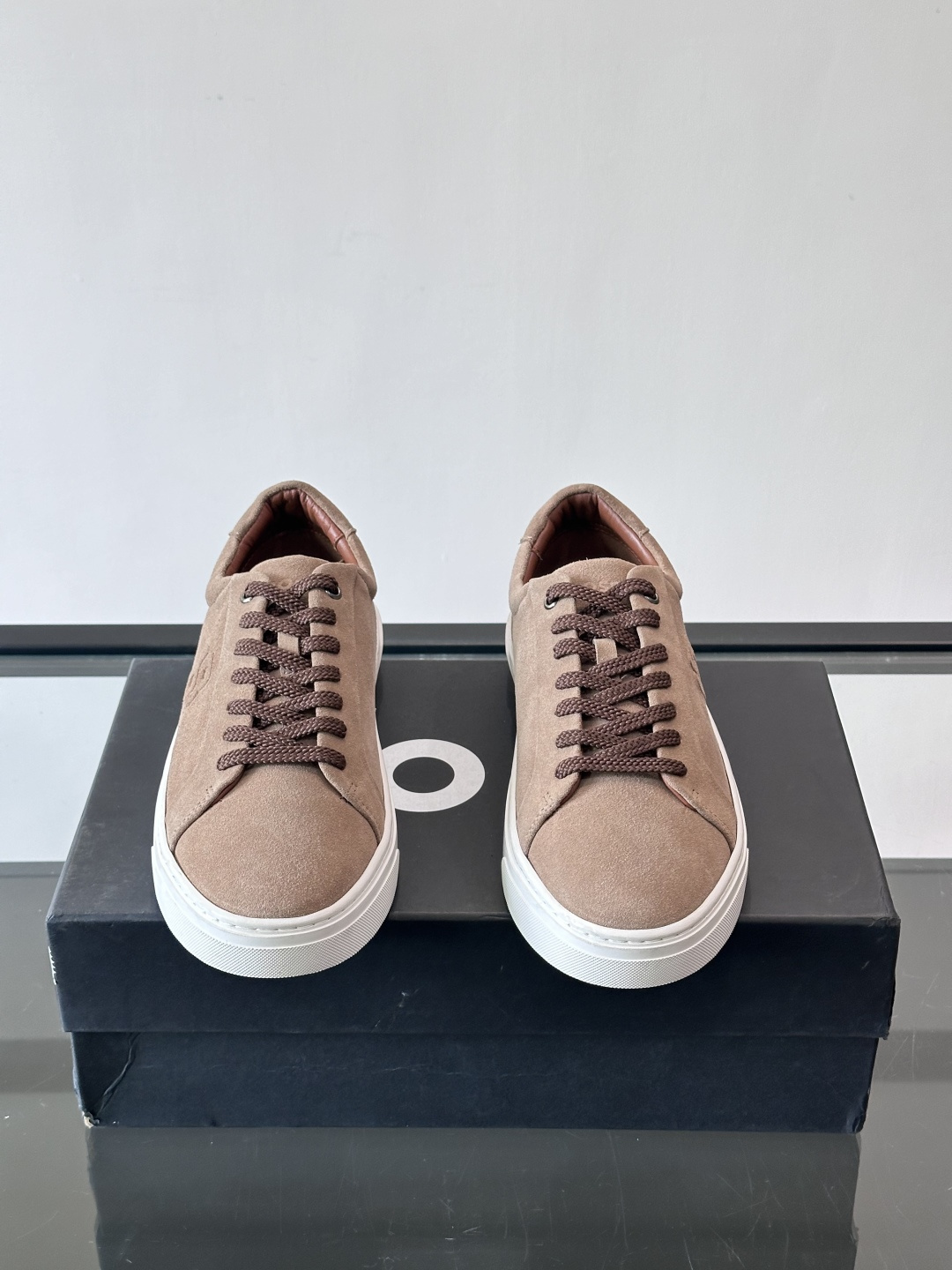 BOSS男士麂皮板鞋，选用细腻麂皮，触感柔软，低调有质感。橡胶鞋底耐磨防滑，日常通勤或休闲都很OK！鞋侧