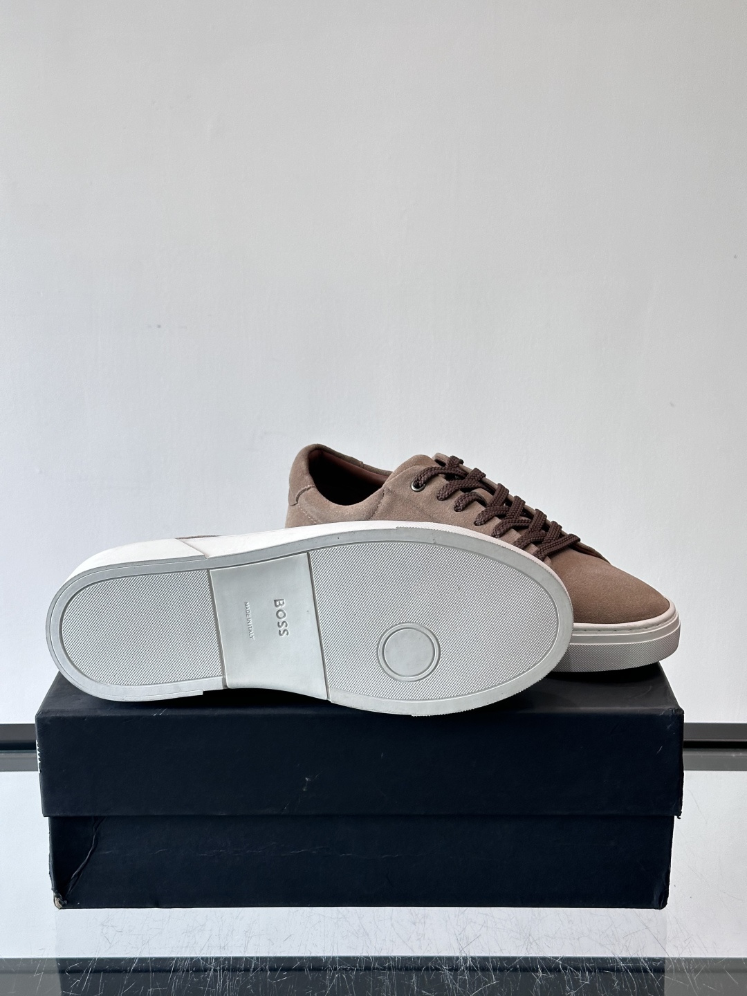 BOSS男士麂皮板鞋，选用细腻麂皮，触感柔软，低调有质感。橡胶鞋底耐磨防滑，日常通勤或休闲都很OK！鞋侧