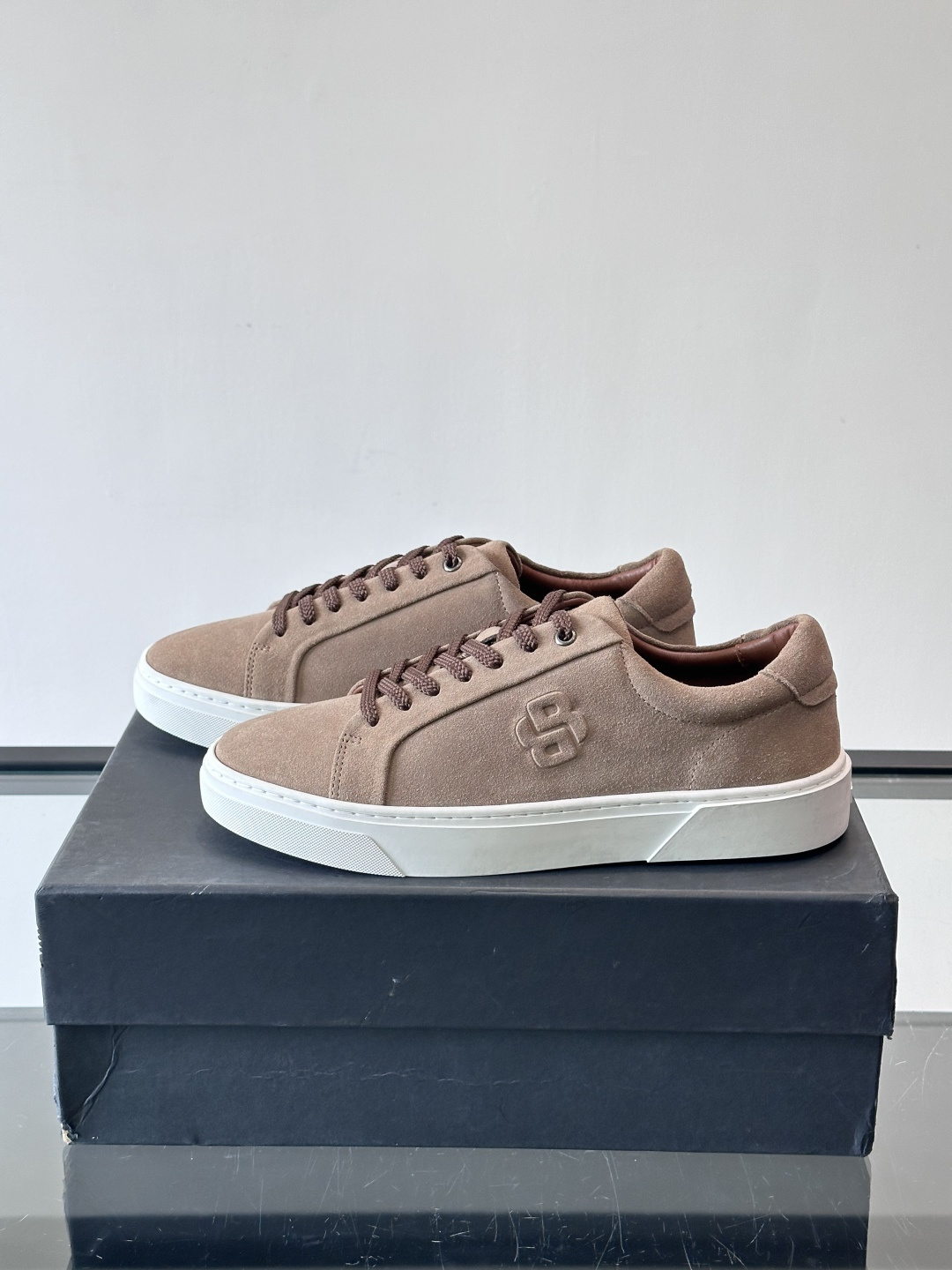 BOSS男士麂皮板鞋，选用细腻麂皮，触感柔软，低调有质感。橡胶鞋底耐磨防滑，日常通勤或休闲都很OK！鞋侧