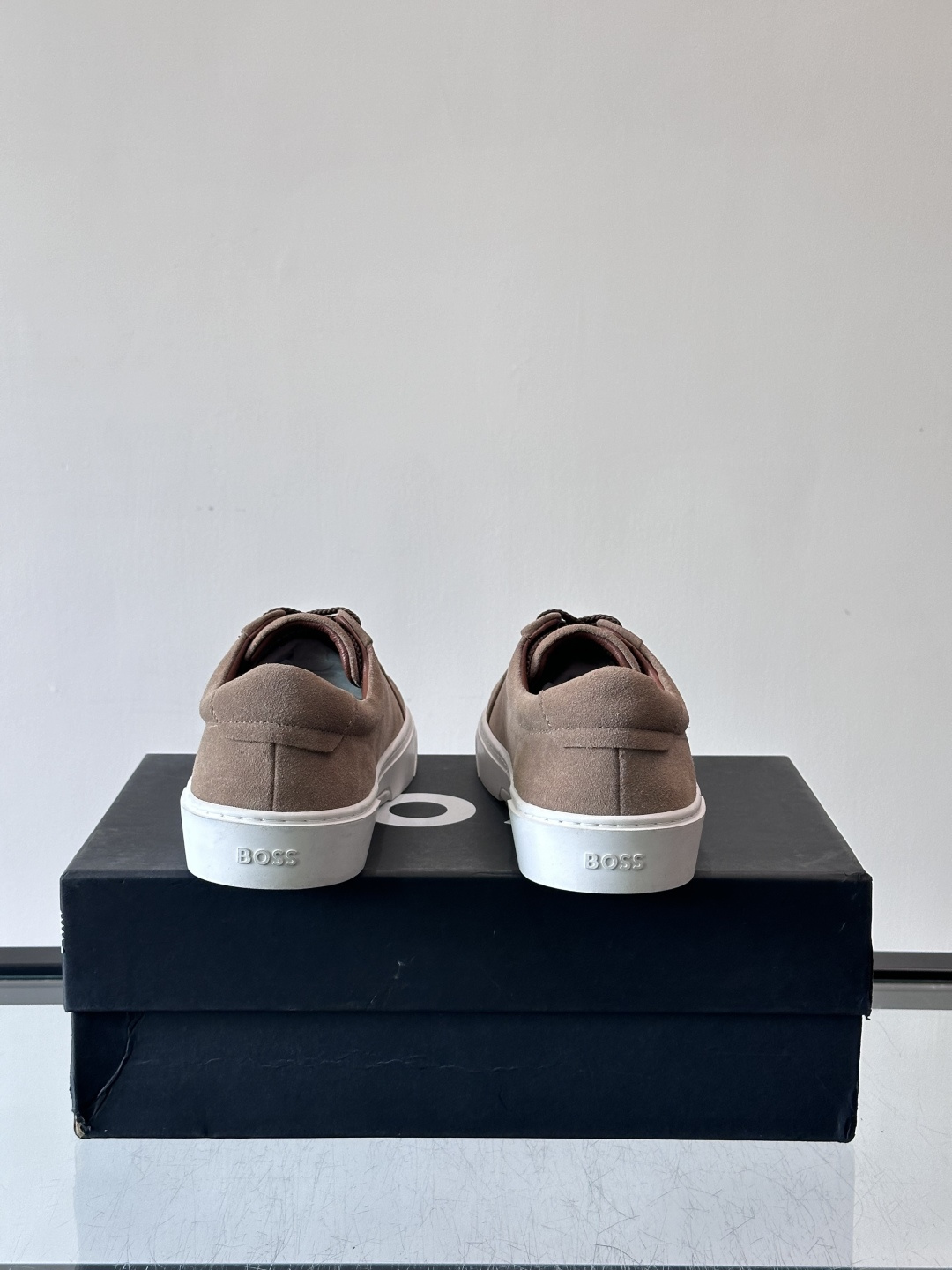 BOSS男士麂皮板鞋，选用细腻麂皮，触感柔软，低调有质感。橡胶鞋底耐磨防滑，日常通勤或休闲都很OK！鞋侧