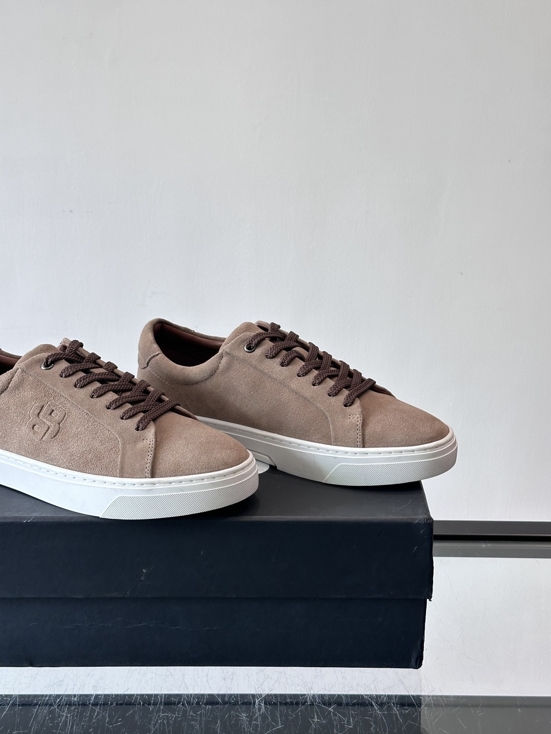 BOSS男士麂皮板鞋，选用细腻麂皮，触感柔软，低调有质感。橡胶鞋底耐磨防滑，日常通勤或休闲都很OK！鞋侧