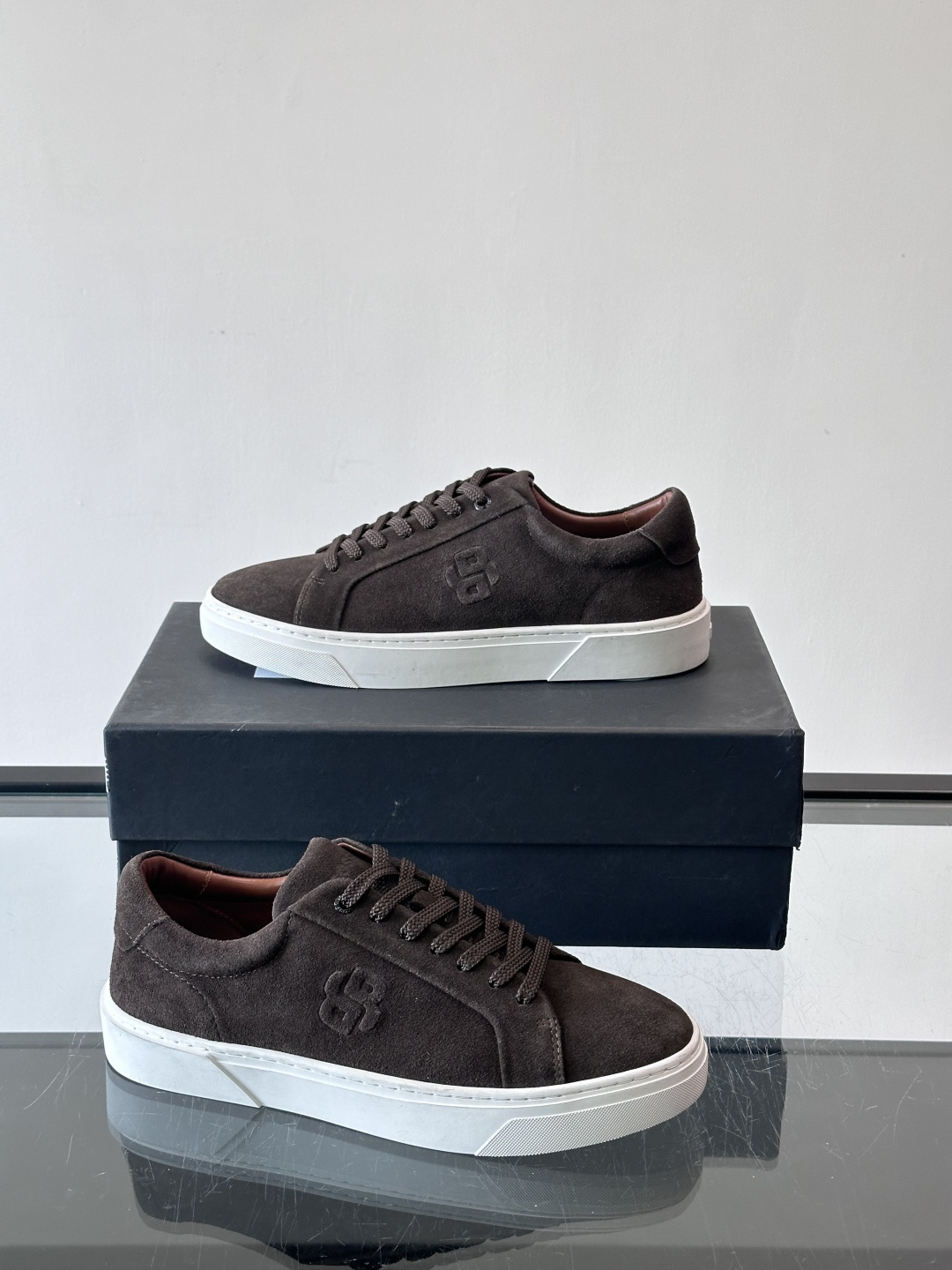 BOSS男士麂皮板鞋，选用细腻麂皮，触感柔软，低调有质感。橡胶鞋底耐磨防滑，日常通勤或休闲都很OK！鞋侧