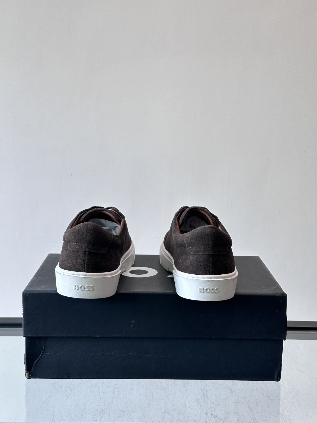 BOSS男士麂皮板鞋，选用细腻麂皮，触感柔软，低调有质感。橡胶鞋底耐磨防滑，日常通勤或休闲都很OK！鞋侧