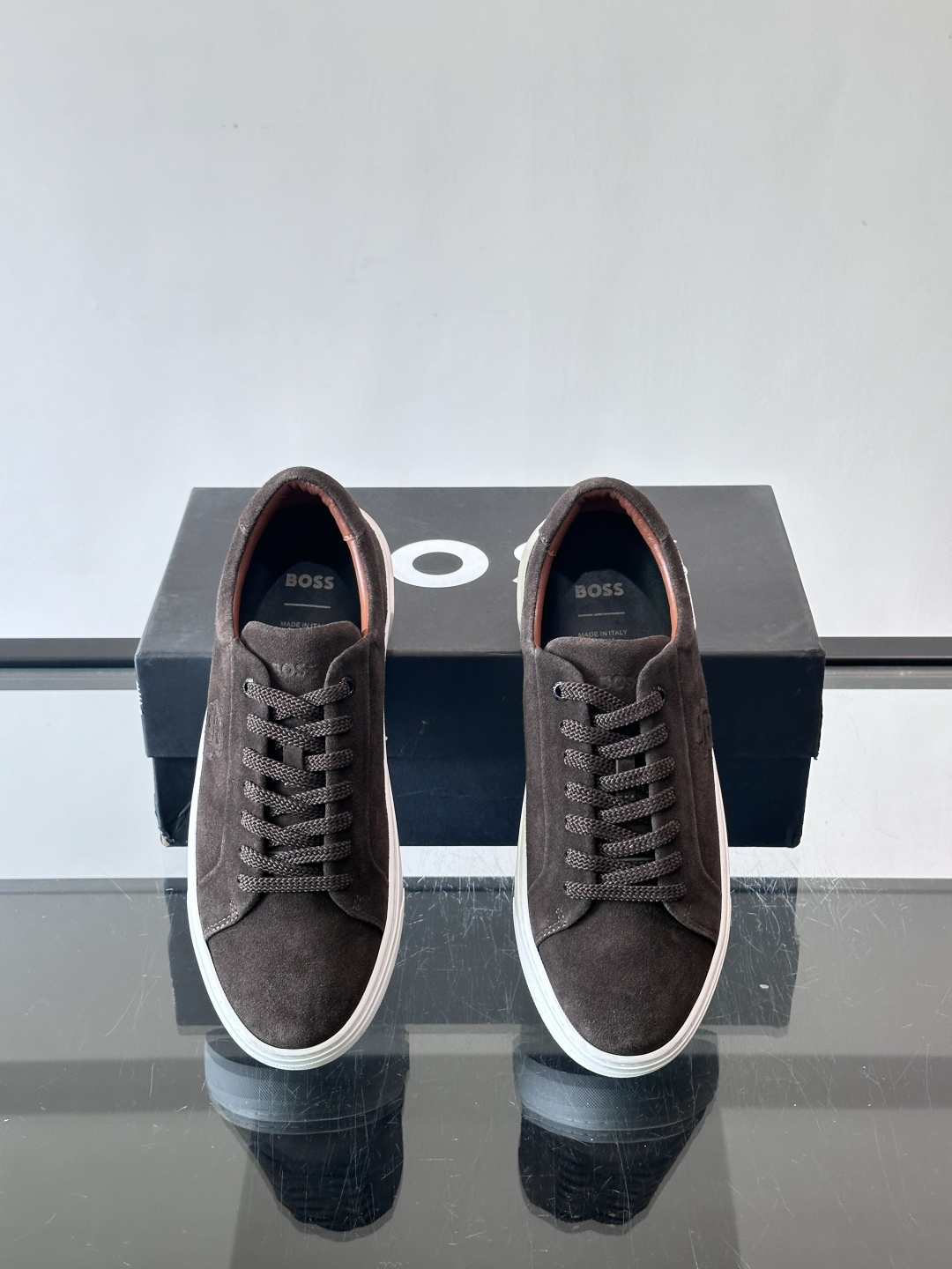 BOSS男士麂皮板鞋，选用细腻麂皮，触感柔软，低调有质感。橡胶鞋底耐磨防滑，日常通勤或休闲都很OK！鞋侧