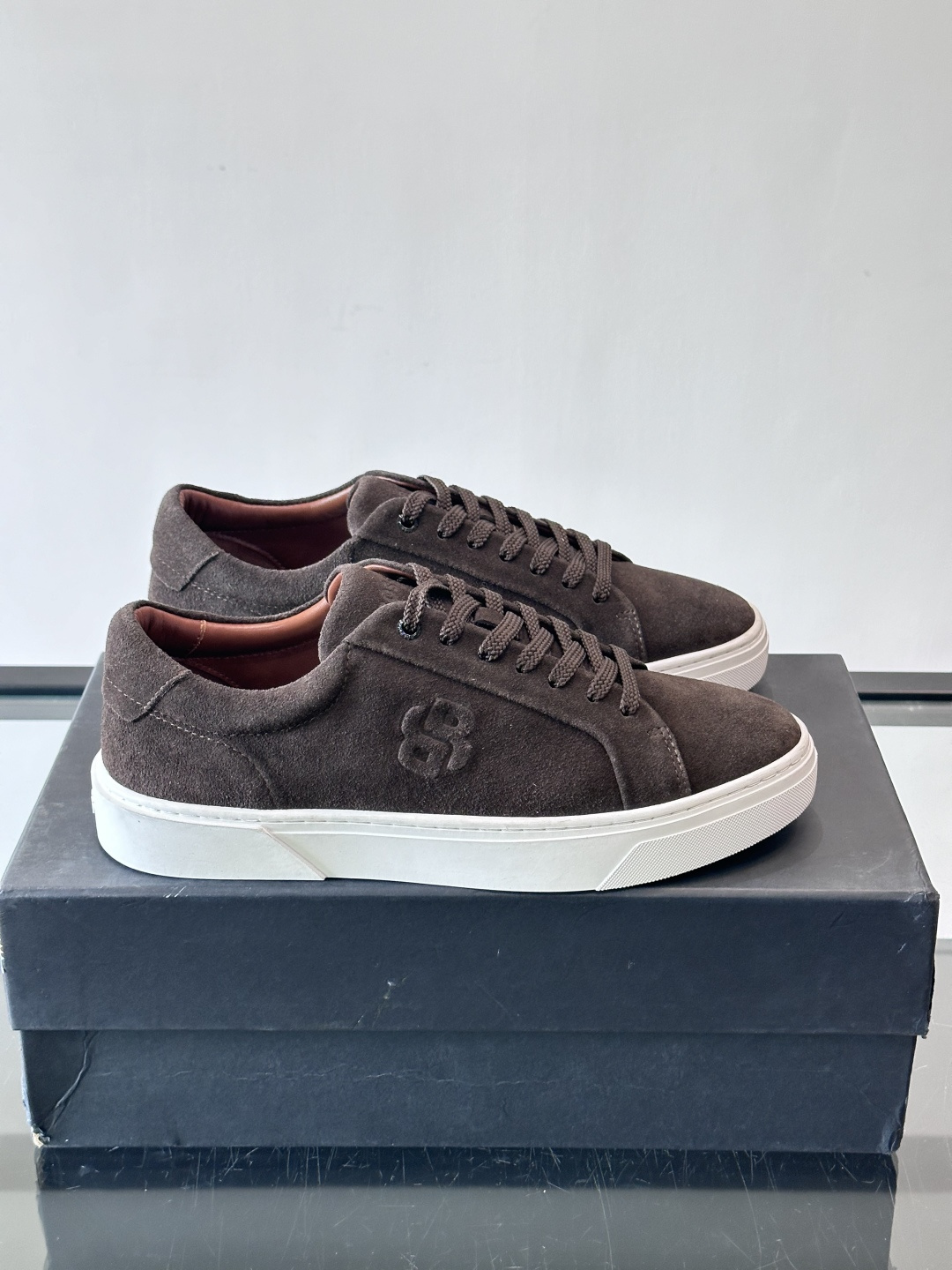 BOSS男士麂皮板鞋，选用细腻麂皮，触感柔软，低调有质感。橡胶鞋底耐磨防滑，日常通勤或休闲都很OK！鞋侧