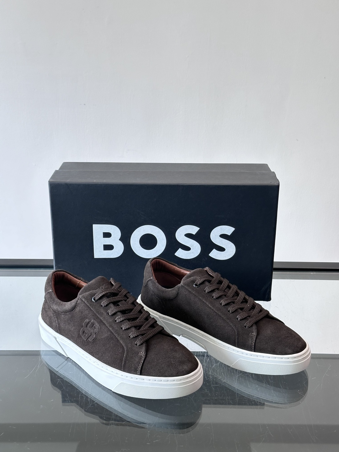 BOSS男士麂皮板鞋，选用细腻麂皮，触感柔软，低调有质感。橡胶鞋底耐磨防滑，日常通勤或休闲都很OK！鞋侧