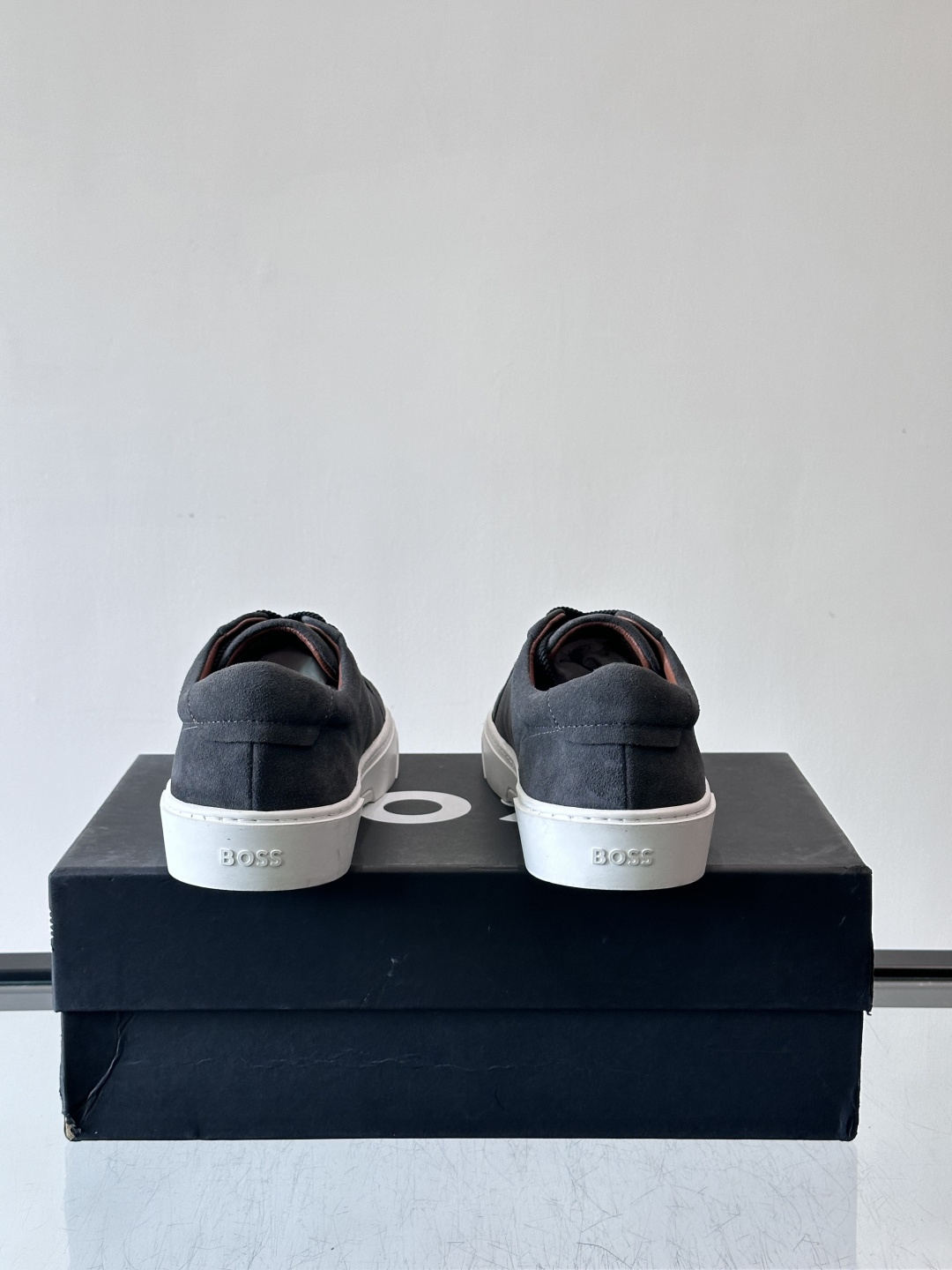 BOSS男士麂皮板鞋，选用细腻麂皮，触感柔软，低调有质感。橡胶鞋底耐磨防滑，日常通勤或休闲都很OK！鞋侧