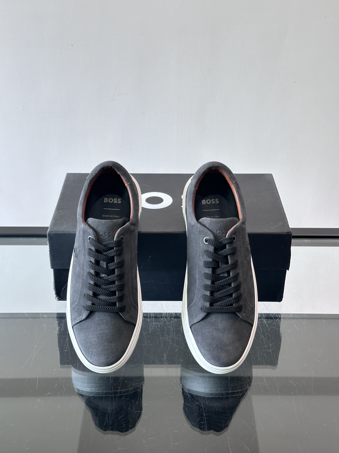 BOSS男士麂皮板鞋，选用细腻麂皮，触感柔软，低调有质感。橡胶鞋底耐磨防滑，日常通勤或休闲都很OK！鞋侧