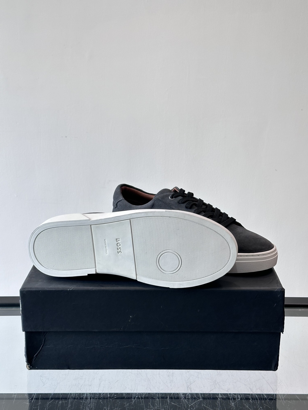 BOSS男士麂皮板鞋，选用细腻麂皮，触感柔软，低调有质感。橡胶鞋底耐磨防滑，日常通勤或休闲都很OK！鞋侧