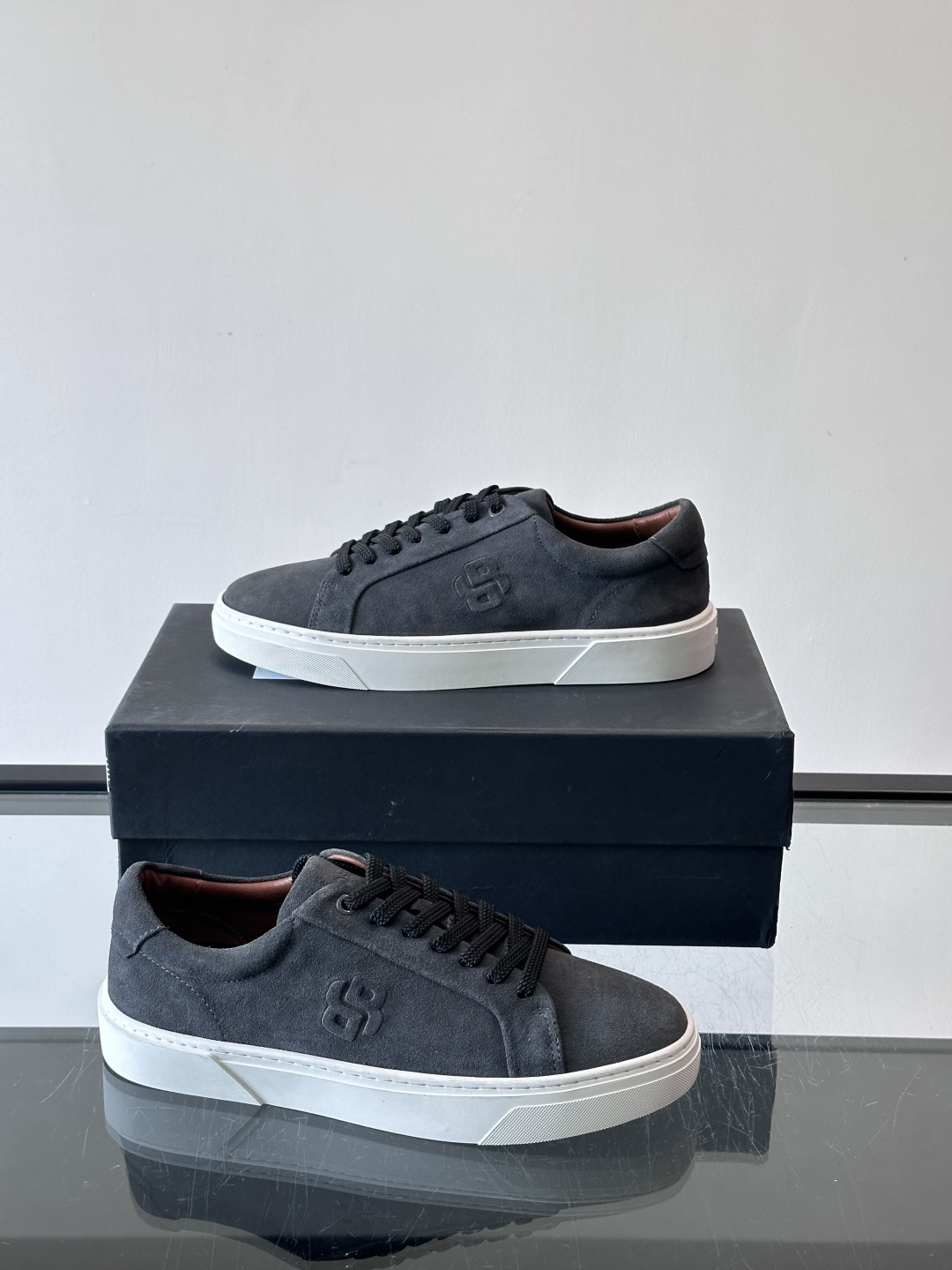 BOSS男士麂皮板鞋，选用细腻麂皮，触感柔软，低调有质感。橡胶鞋底耐磨防滑，日常通勤或休闲都很OK！鞋侧